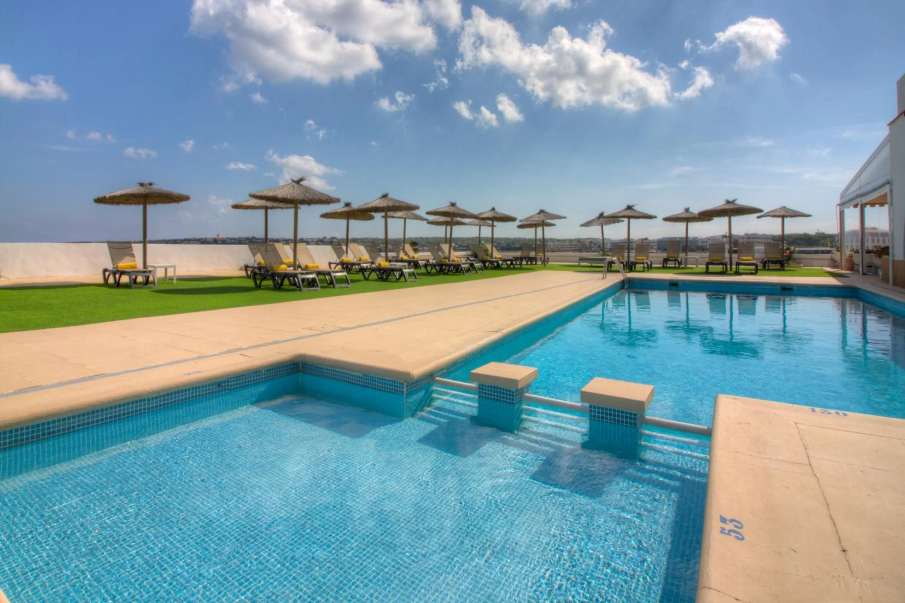 Swimming pool in Hotel Roca Bella