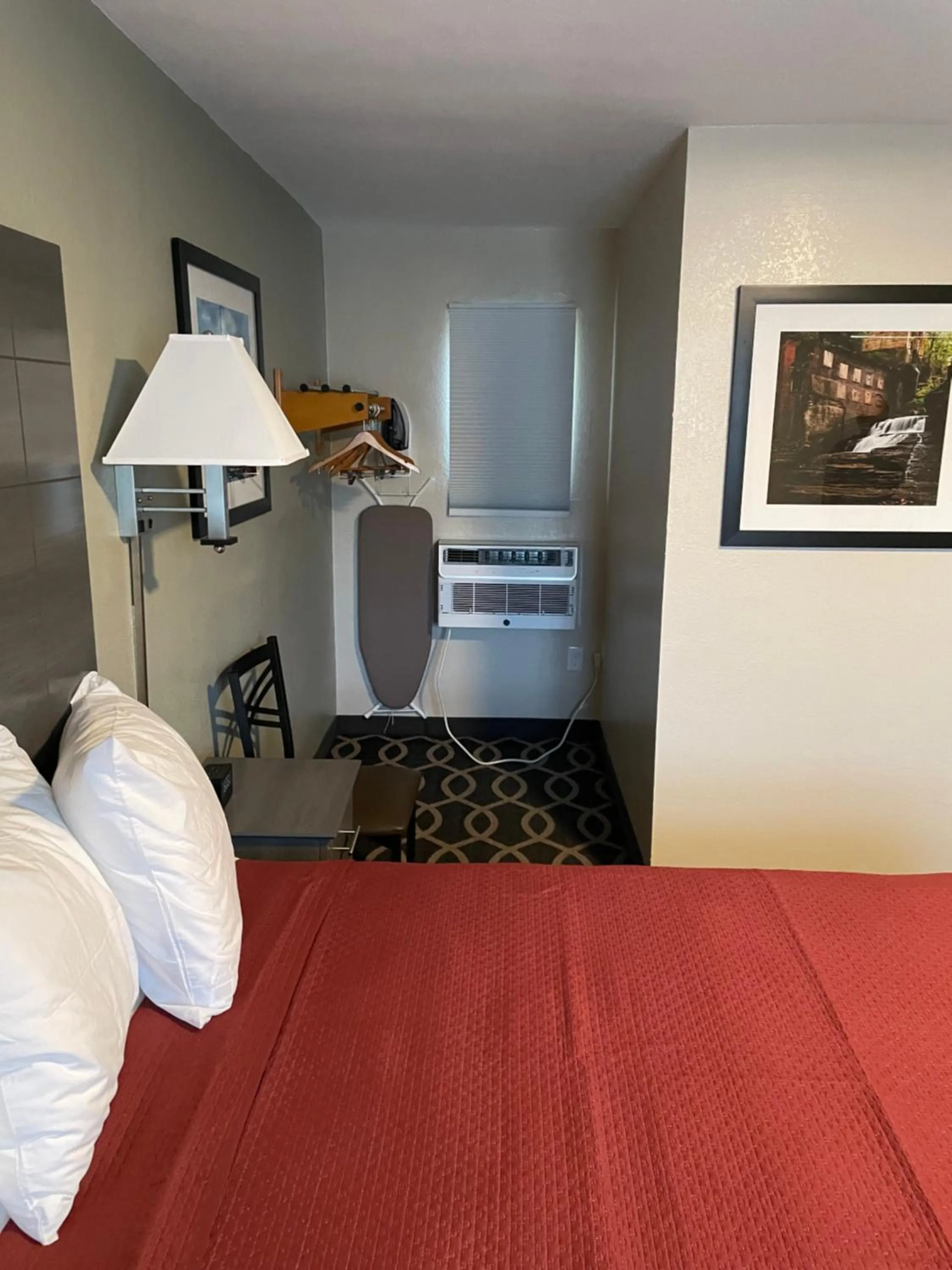 Bed in Embassy Inn Motel Ithaca