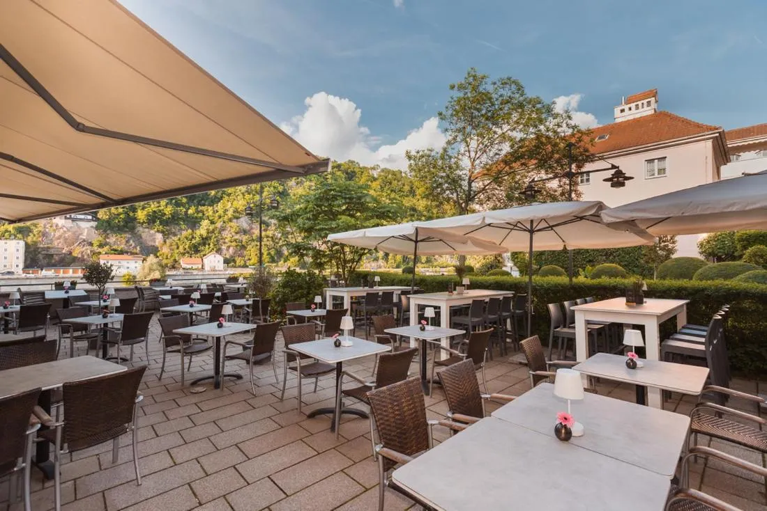 Restaurant/places to eat in Am Paulusbogen