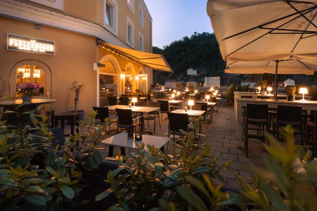 Restaurant/places to eat in Am Paulusbogen