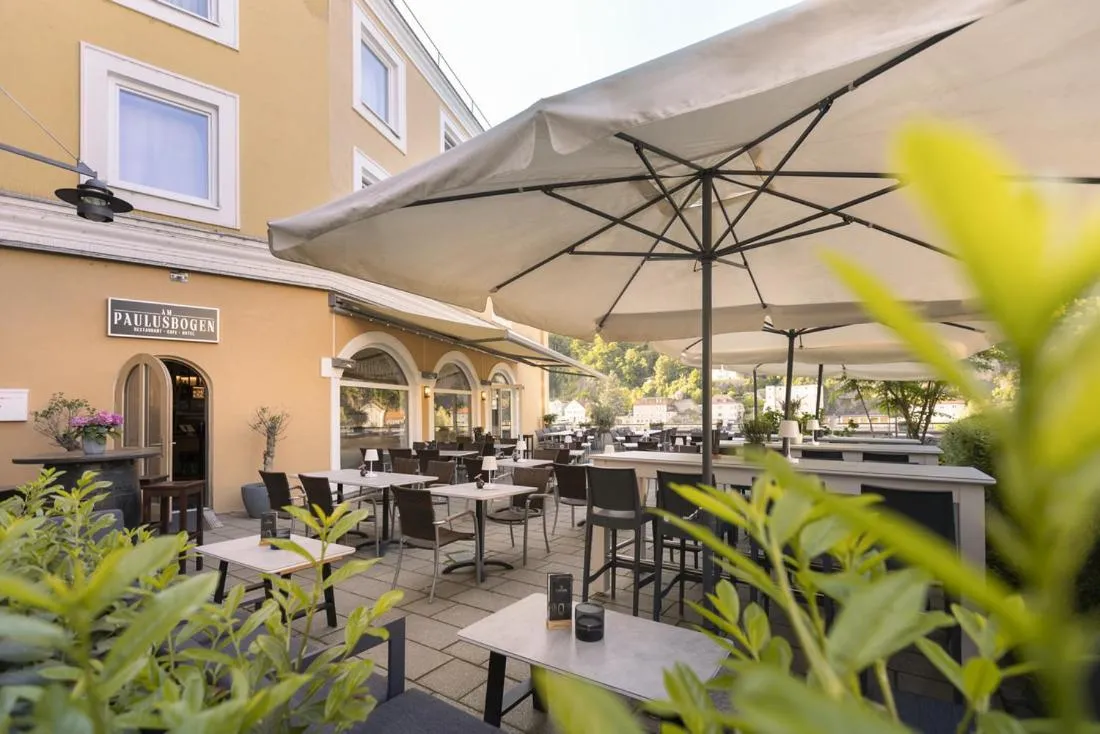 Restaurant/places to eat in Am Paulusbogen