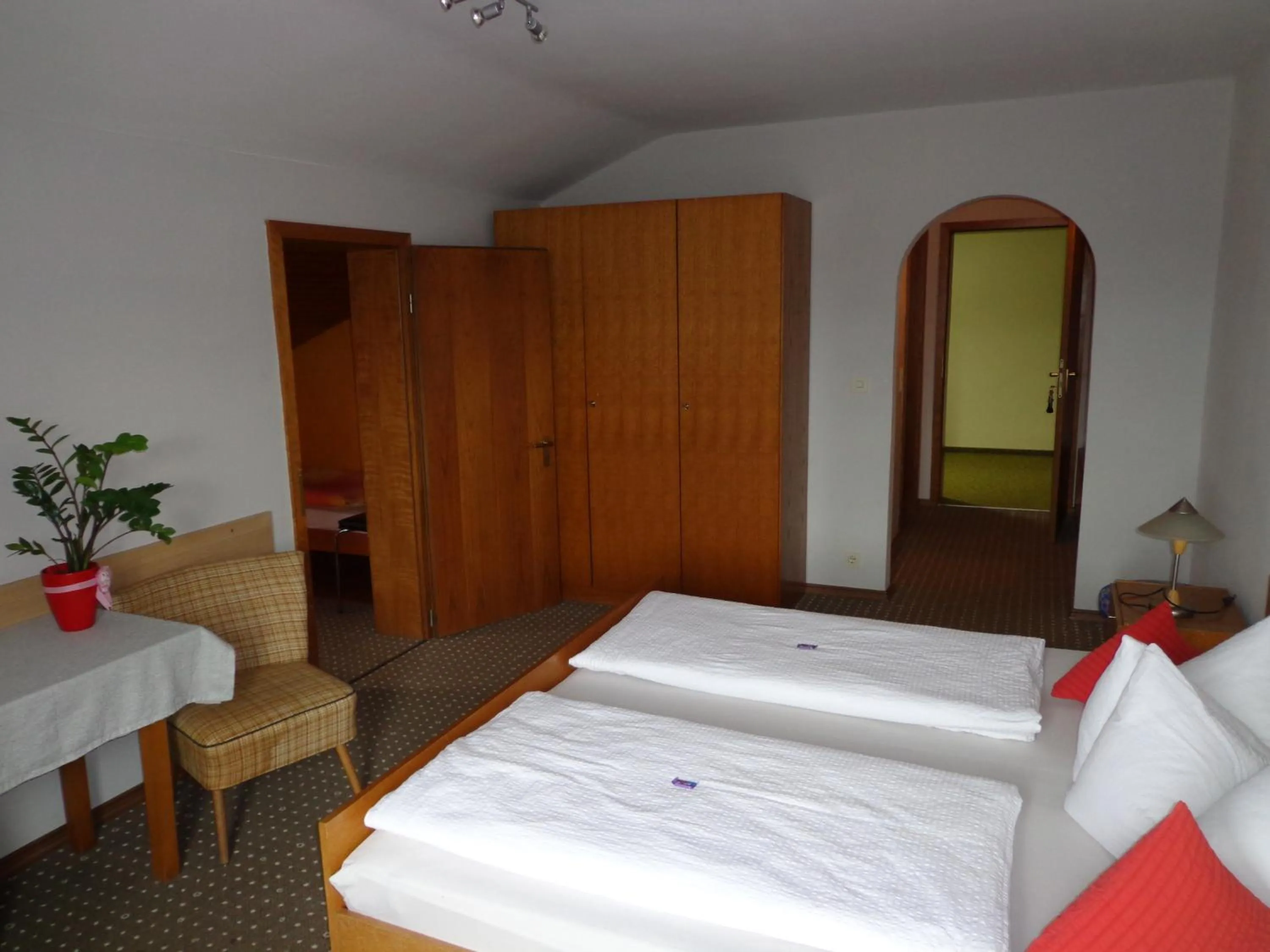 Shower, Bed in Pension Schamberger