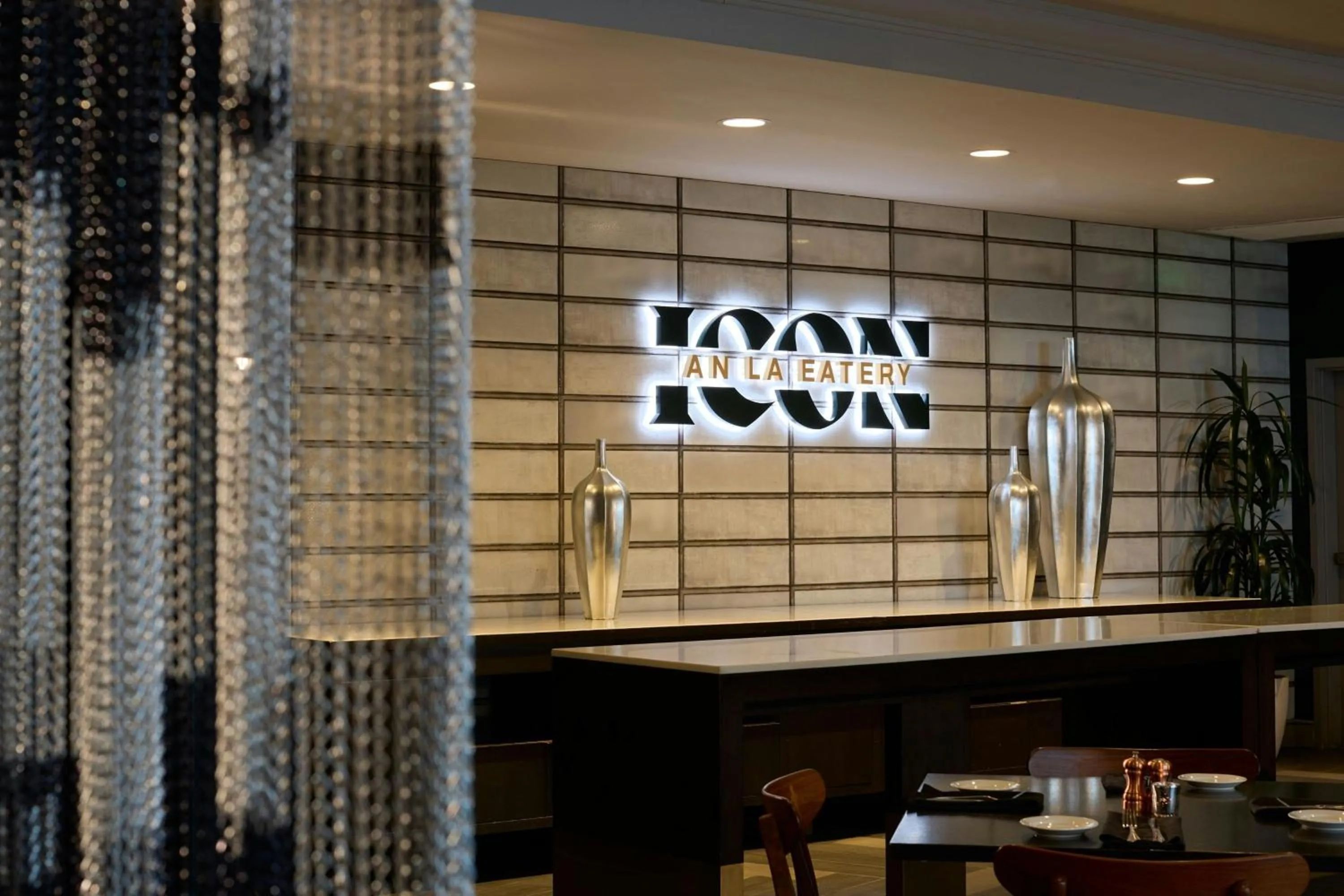 Restaurant/places to eat in Renaissance Los Angeles Airport Hotel