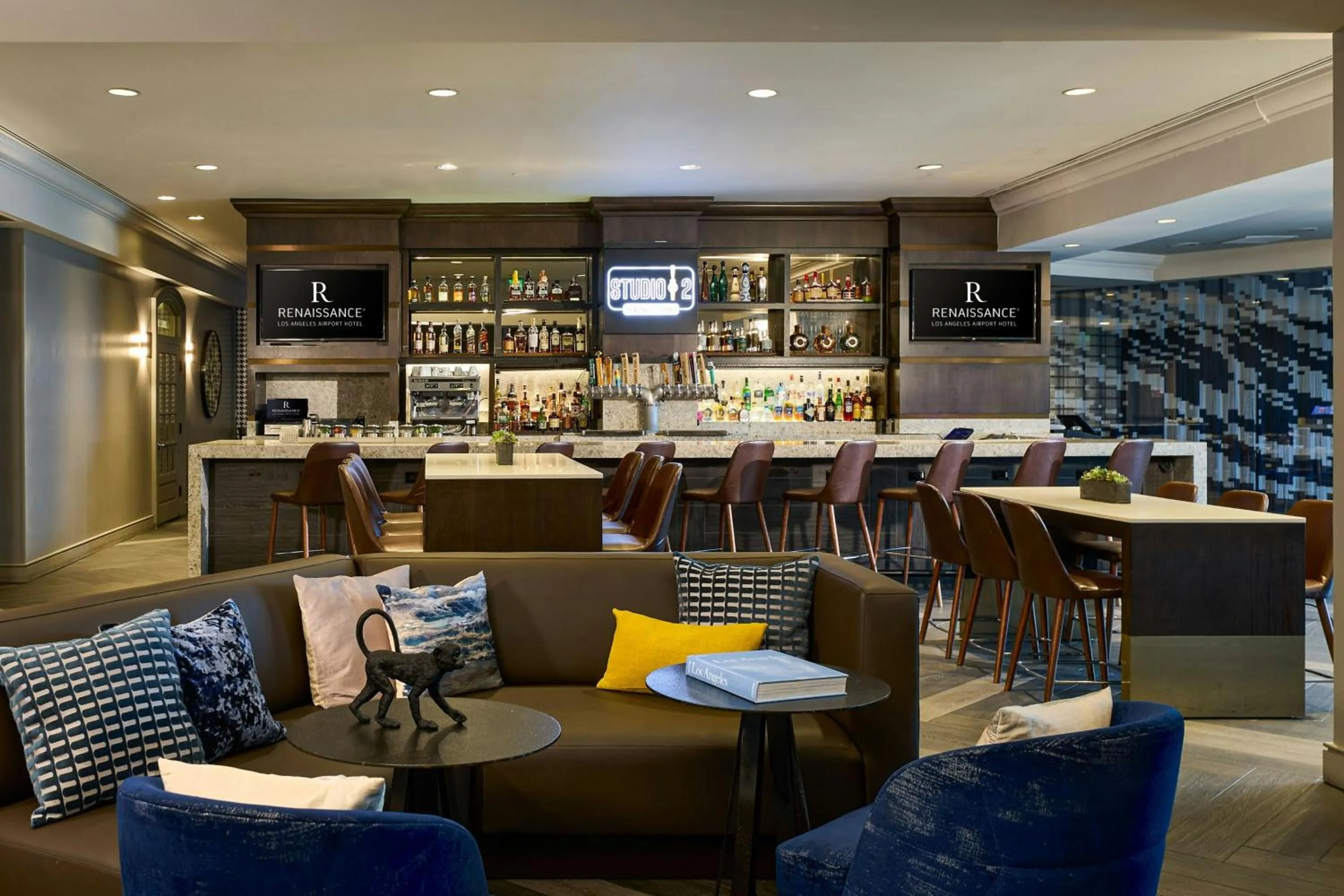 Lounge or bar in Renaissance Los Angeles Airport Hotel