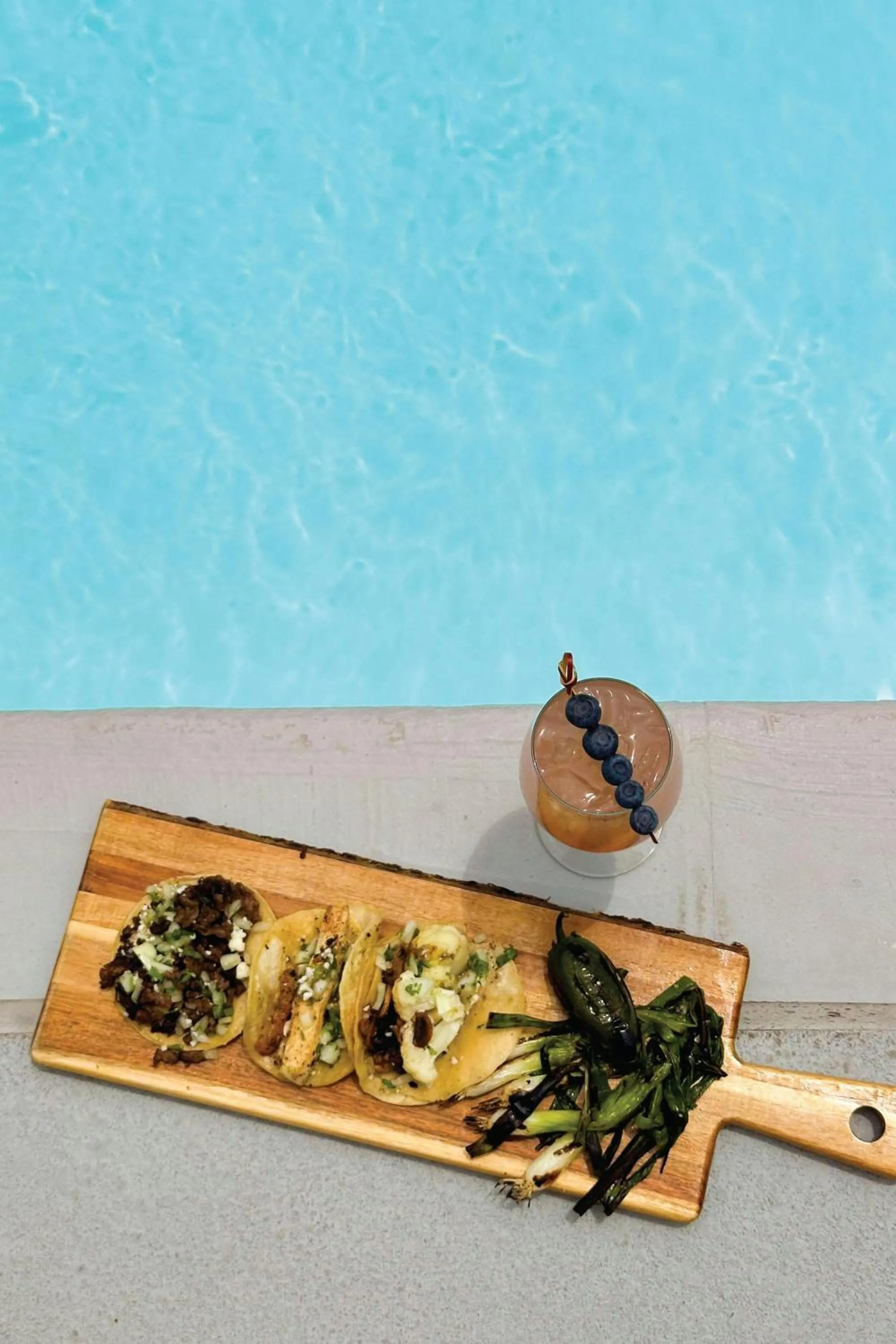 Swimming pool in Renaissance Los Angeles Airport Hotel