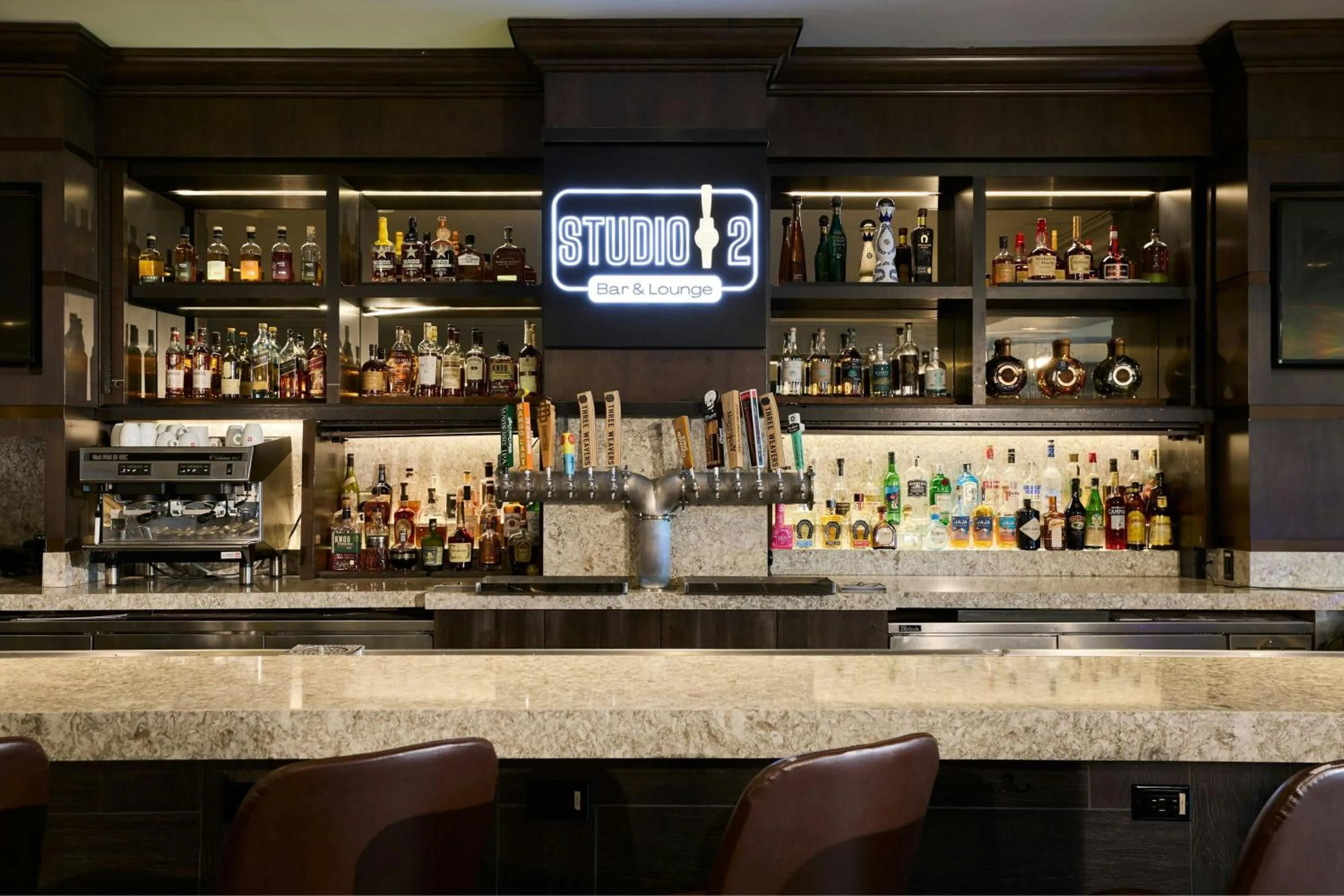 Lounge or bar in Renaissance Los Angeles Airport Hotel