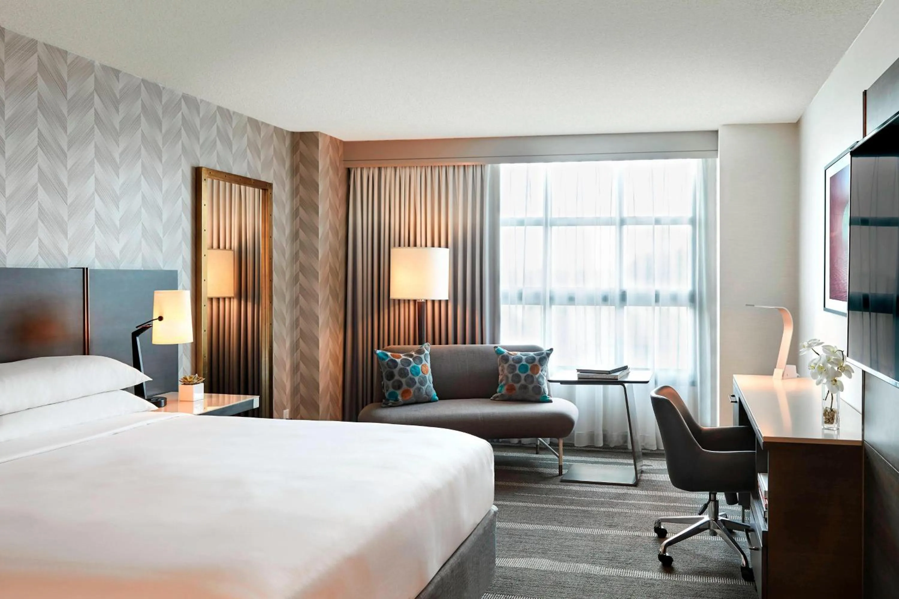 Photo of the whole room, Bed in Renaissance Los Angeles Airport Hotel