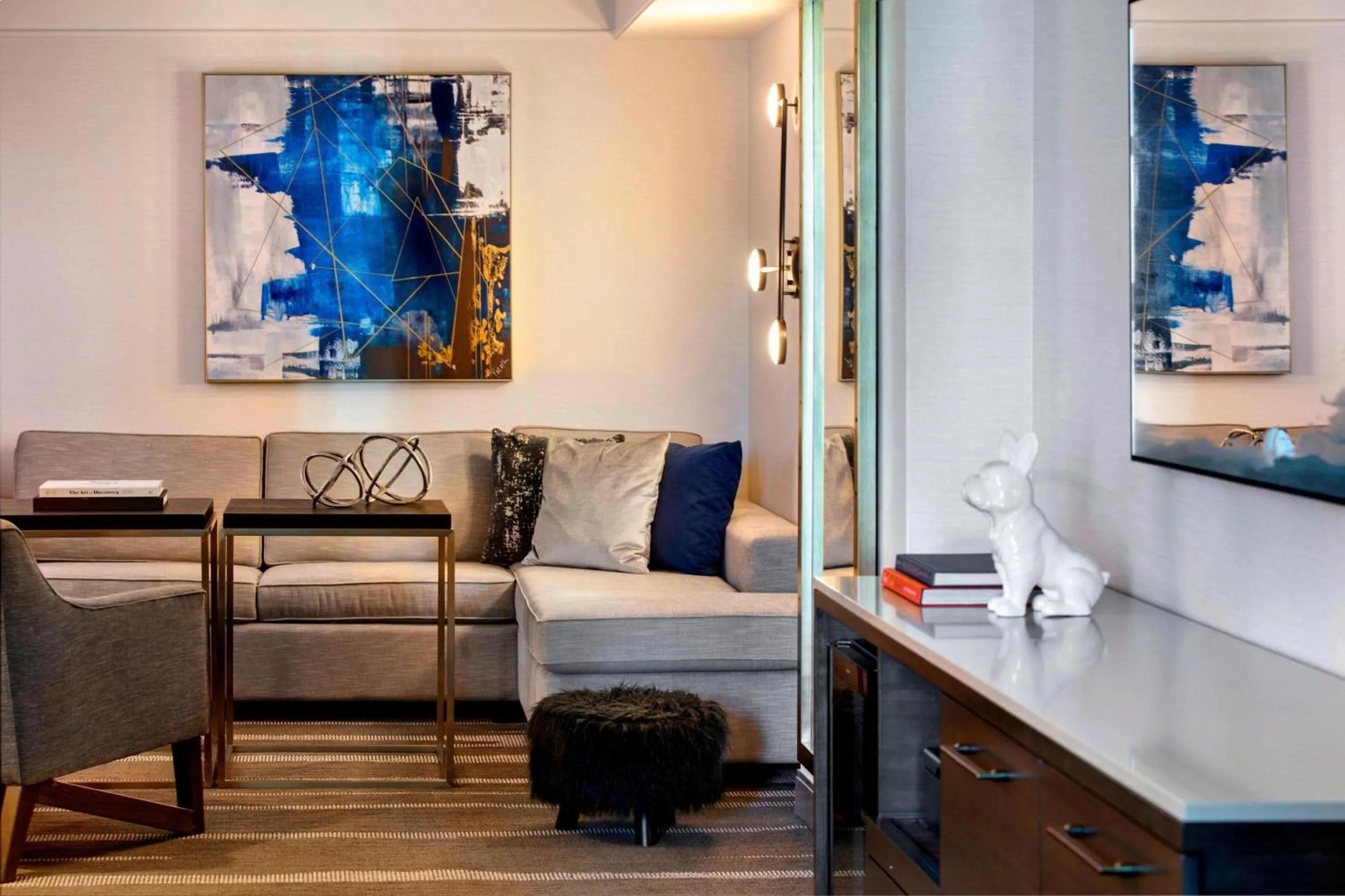 Living room in Renaissance Los Angeles Airport Hotel