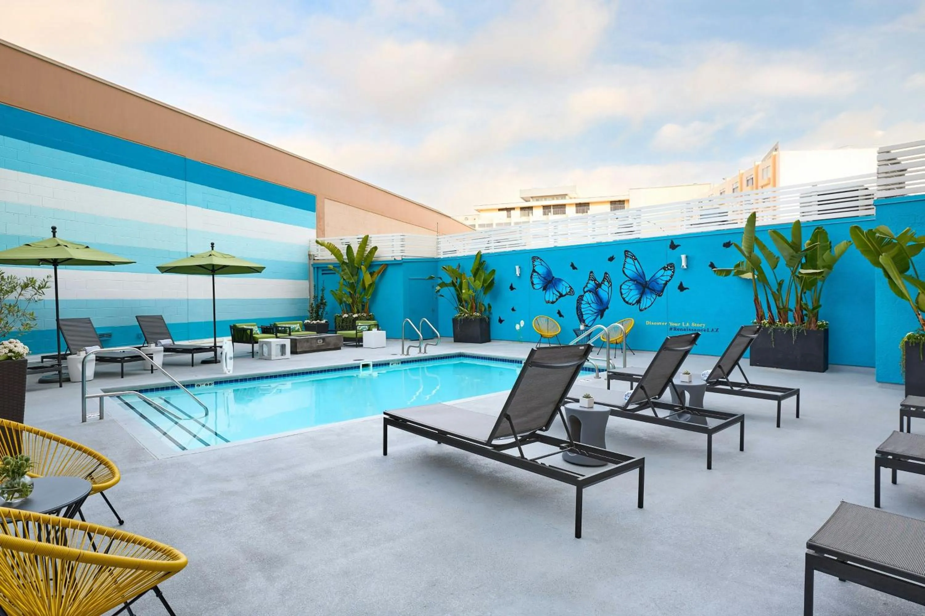 Swimming pool in Renaissance Los Angeles Airport Hotel