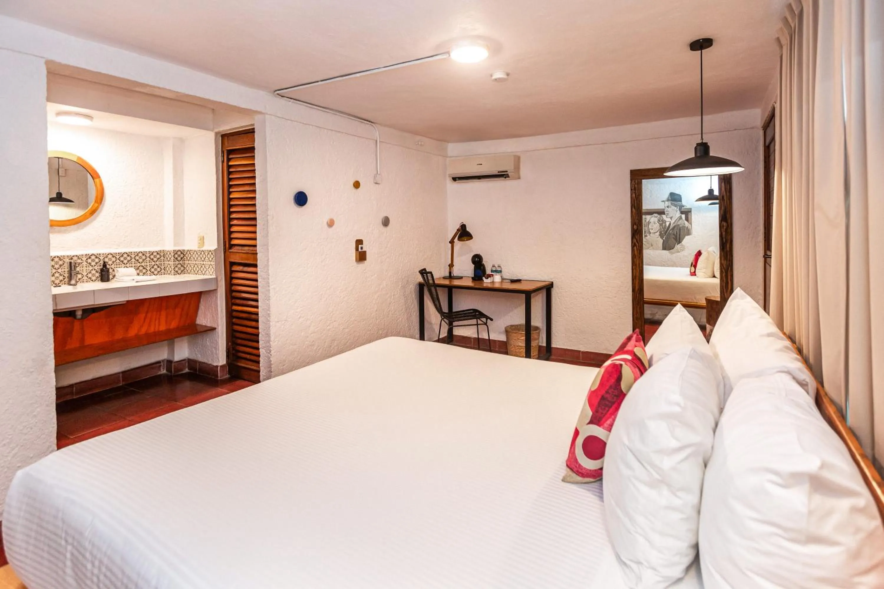 Photo of the whole room in Nílu Cancun Downtown by Selina