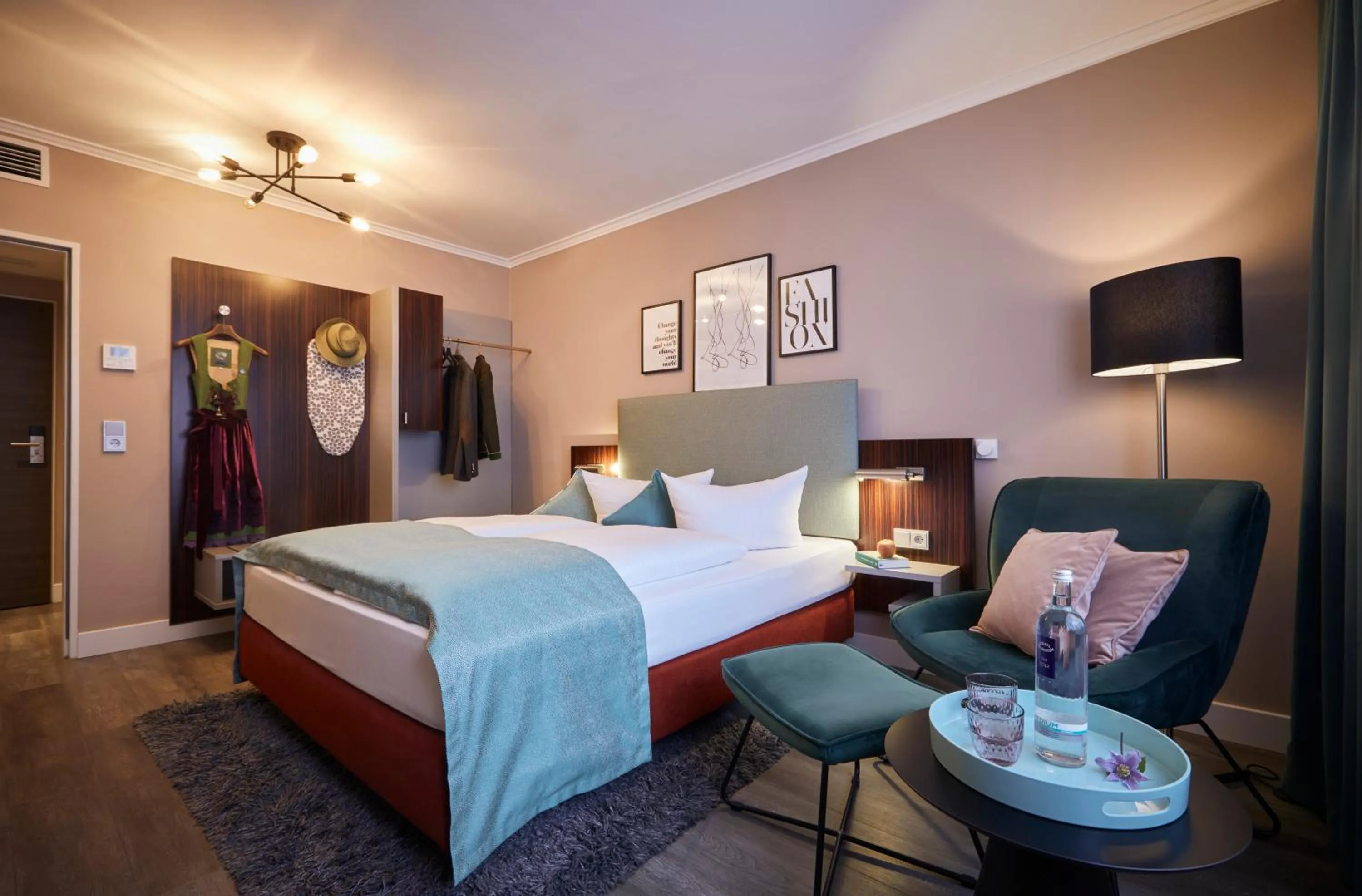 Photo of the whole room, Bed in Hotel Metropol by Maier Privathotels