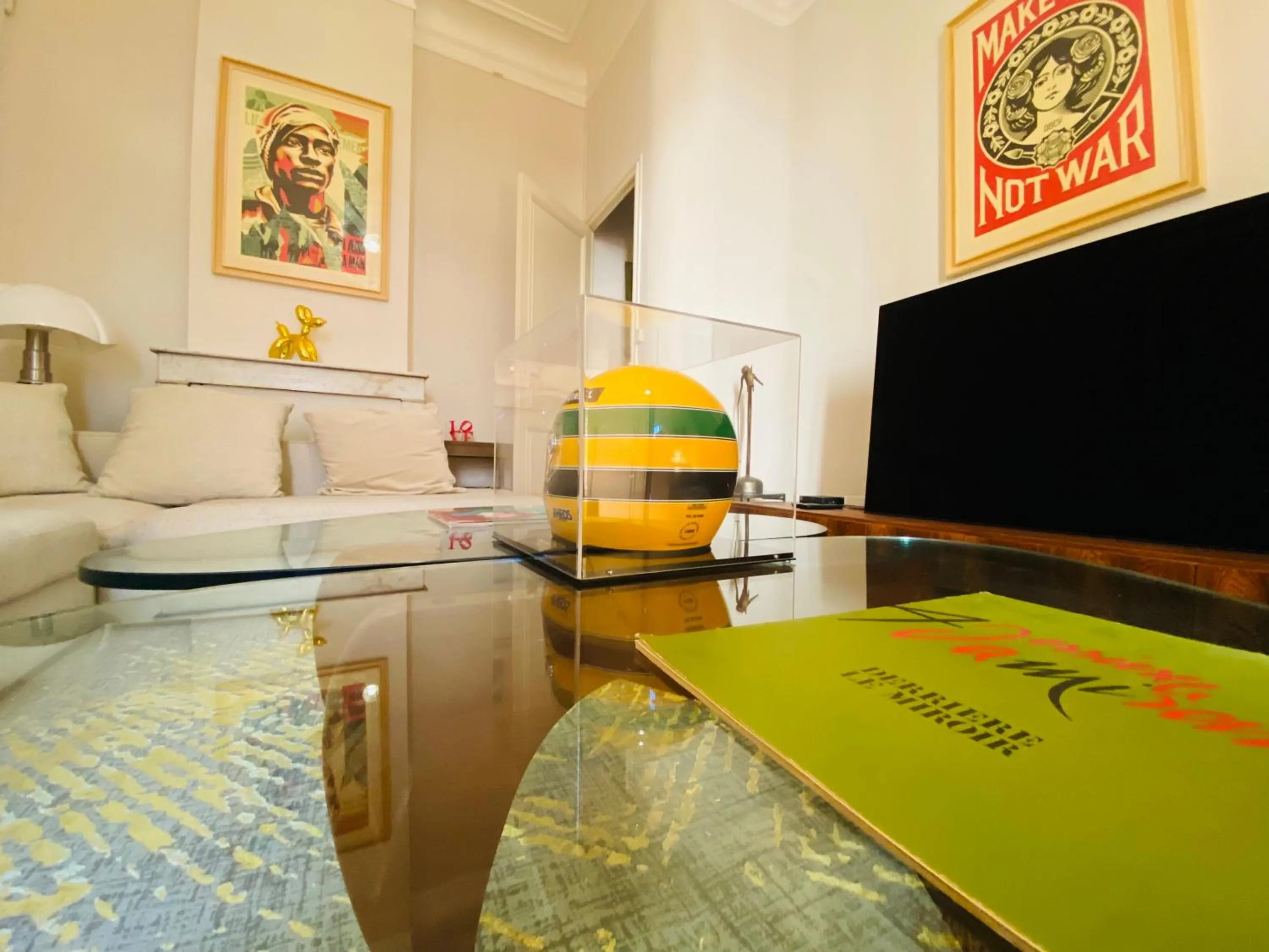 Communal lounge/ TV room in Hôtel Particulier Le 28 - Spa & Art Luxury Design by Alain Ducasse