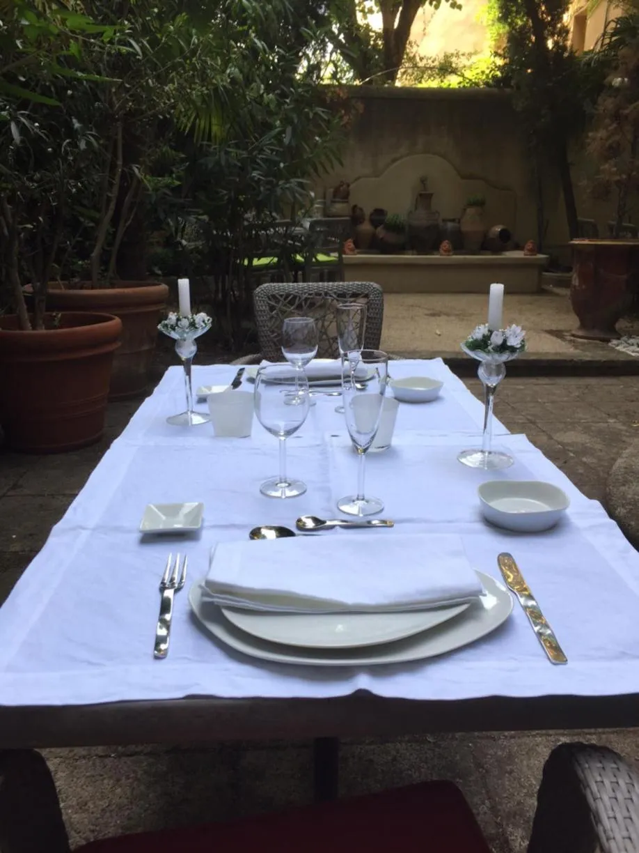 Restaurant/places to eat in Hôtel Particulier Le 28 - Spa & Art Luxury Design by Alain Ducasse