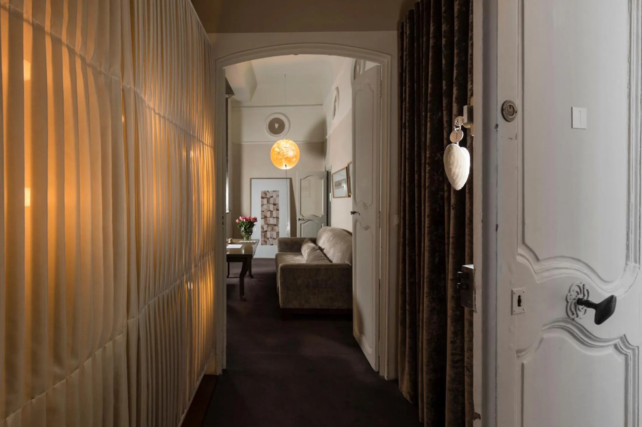 Living room, Bed in Hôtel Particulier Le 28 - Spa & Art Luxury Design by Alain Ducasse