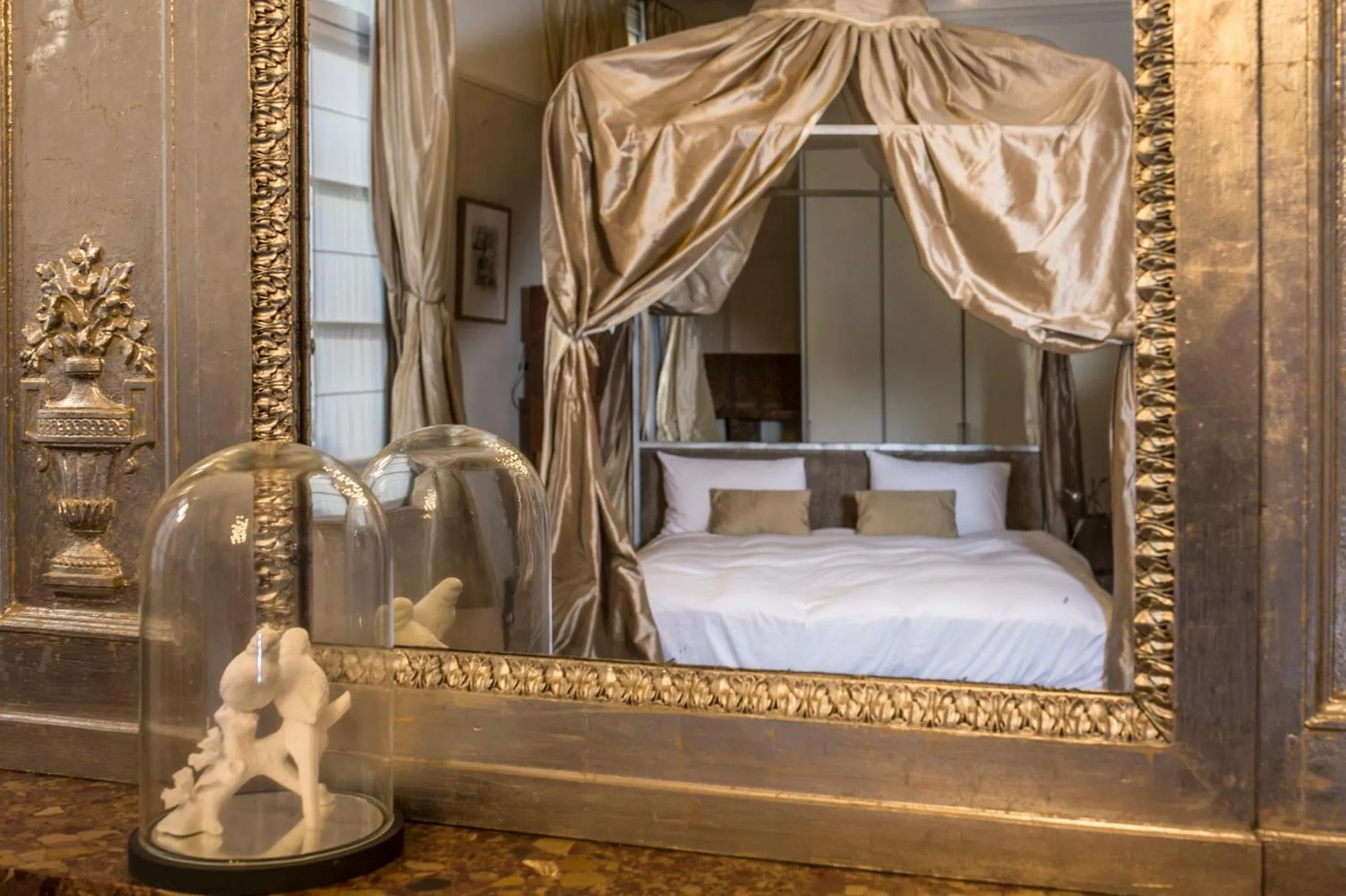 Photo of the whole room, Bed in Hôtel Particulier Le 28 - Spa & Art Luxury Design by Alain Ducasse