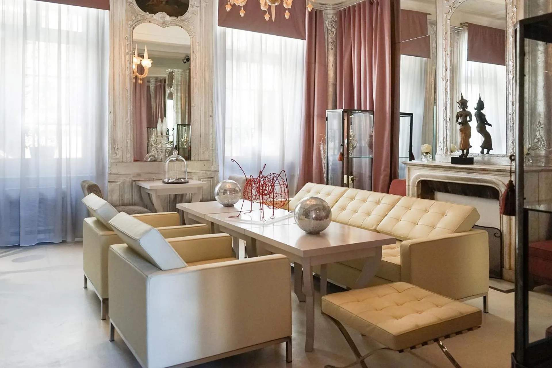 Restaurant/places to eat in Hôtel Particulier Le 28 - Spa & Art Luxury Design by Alain Ducasse