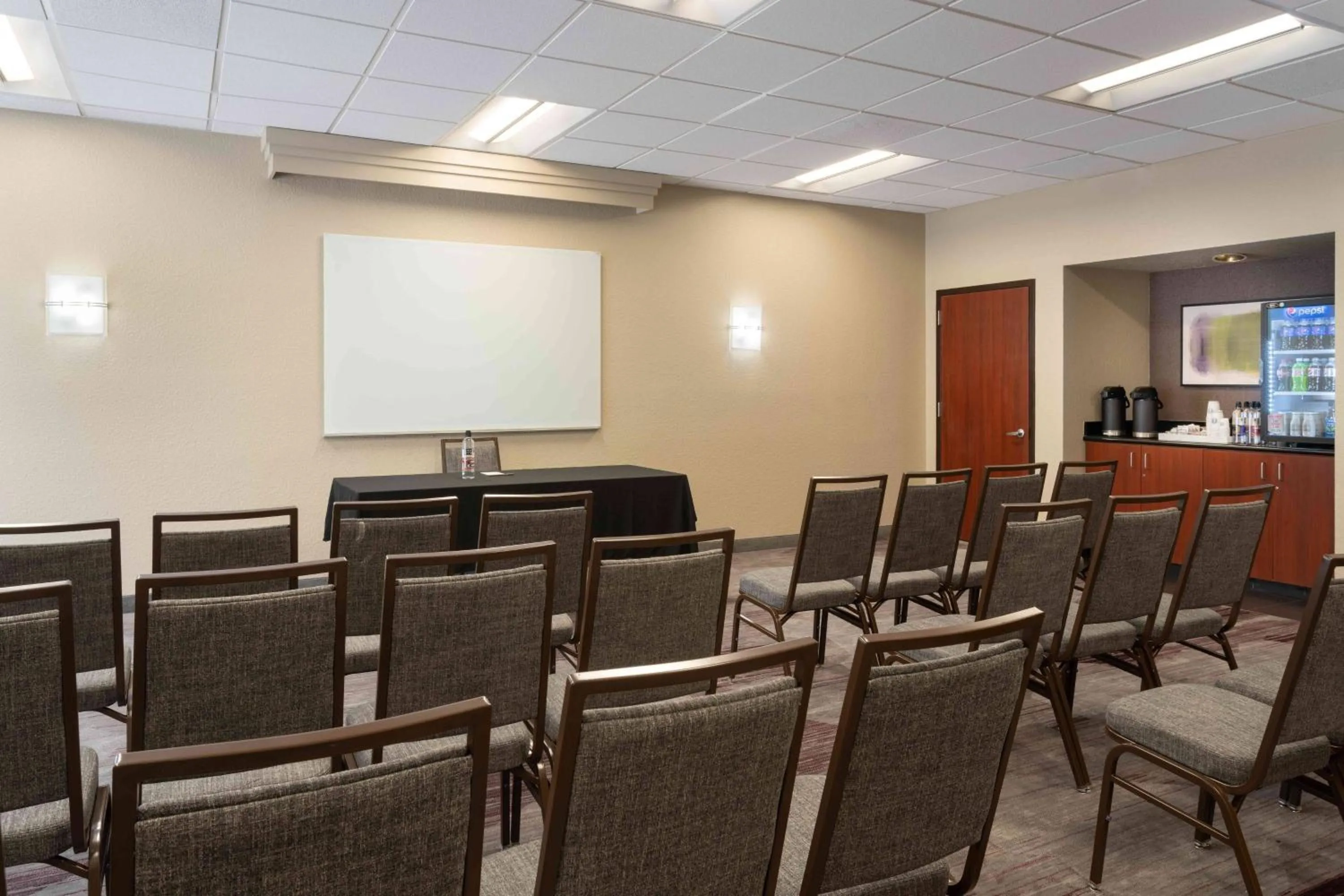 Meeting/conference room in Courtyard Miami Airport West Doral