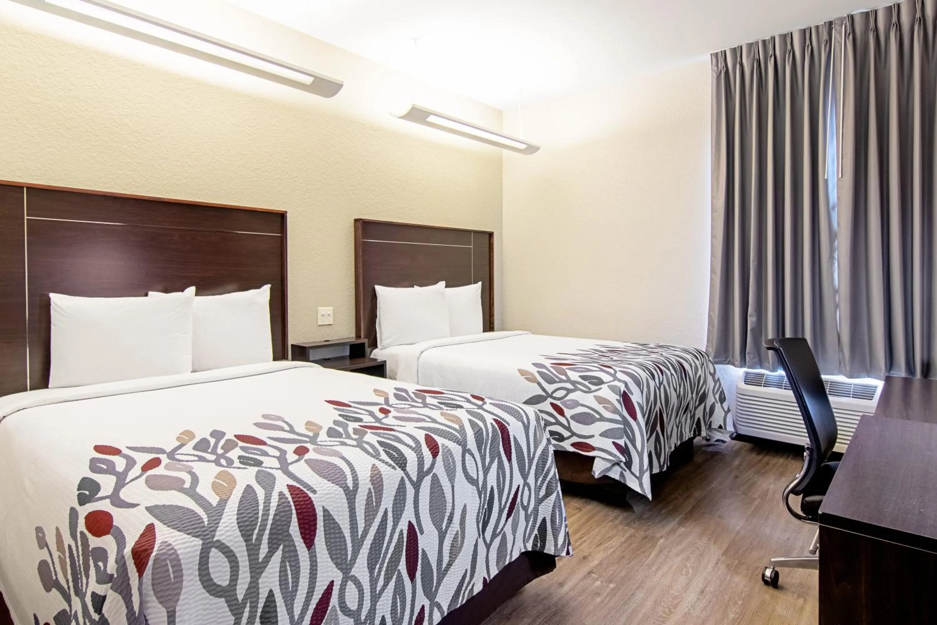 Photo of the whole room, Bed in Red Roof Inn Locust Grove