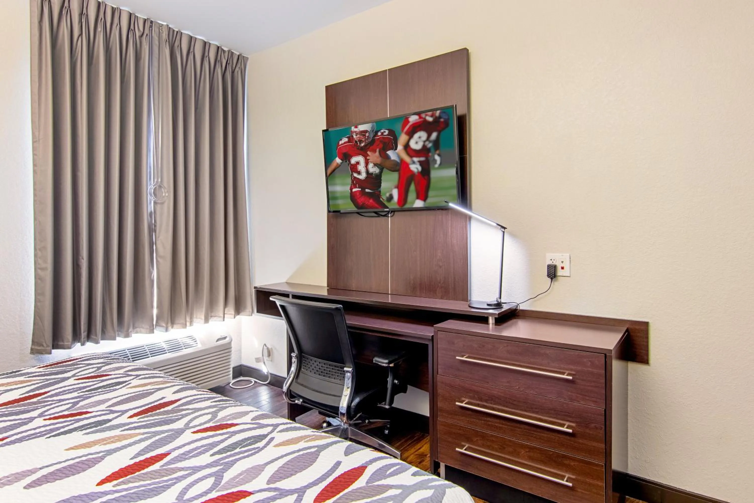 Photo of the whole room, Bed in Red Roof Inn Locust Grove