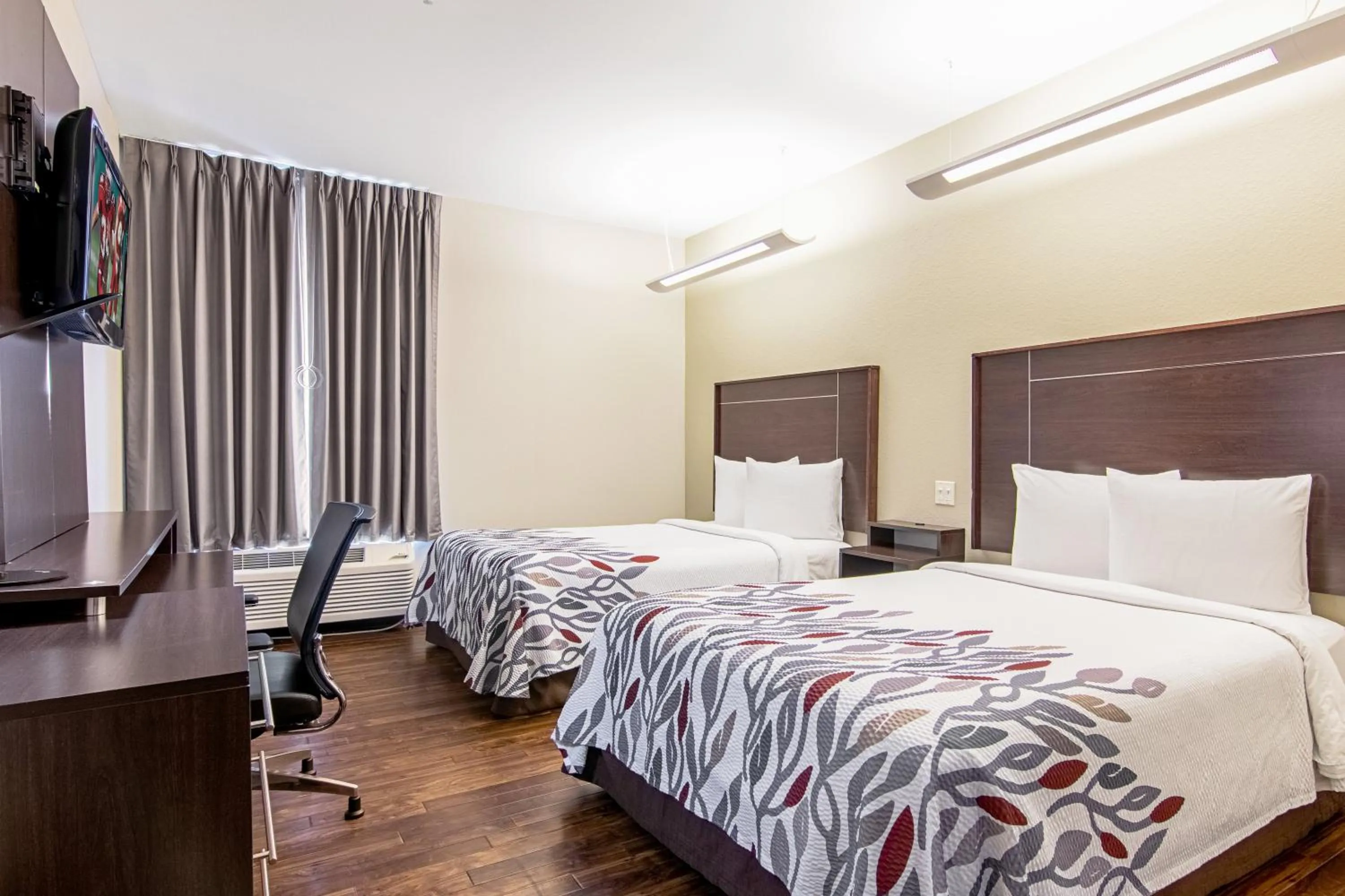 Photo of the whole room, Bed in Red Roof Inn Locust Grove