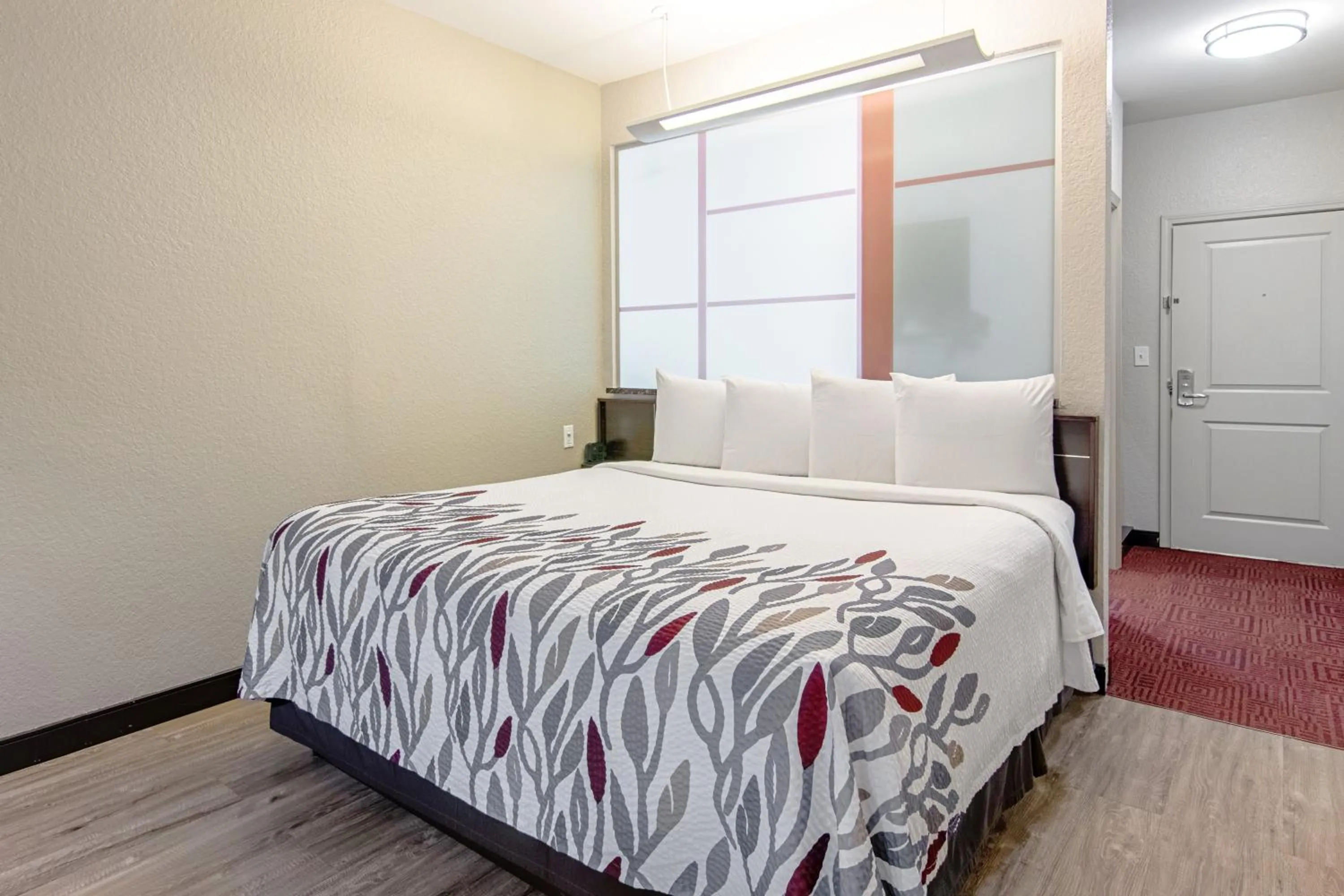 Photo of the whole room, Bed in Red Roof Inn Locust Grove