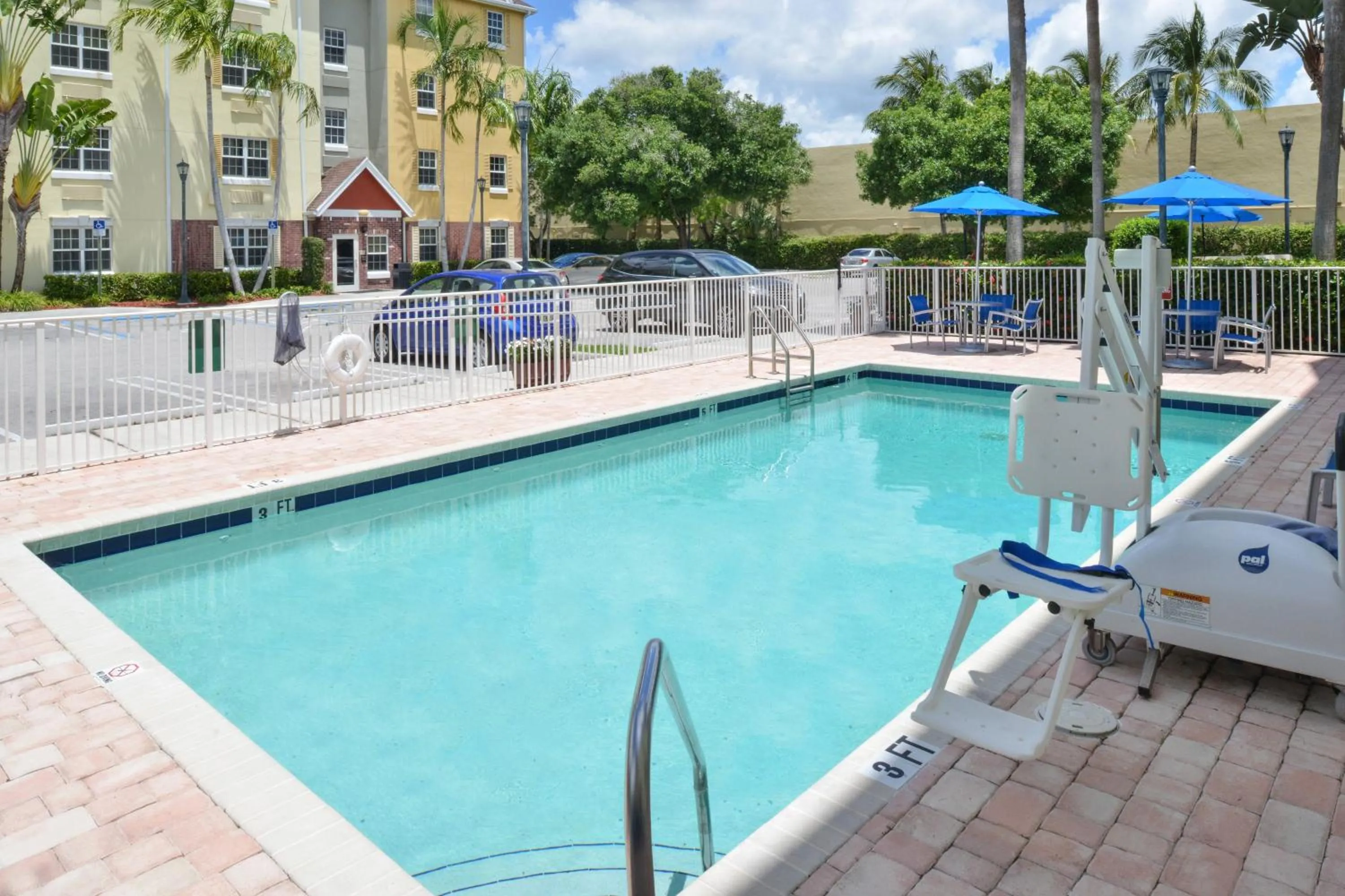 Swimming pool in TownePlace Suites Miami West Doral Area