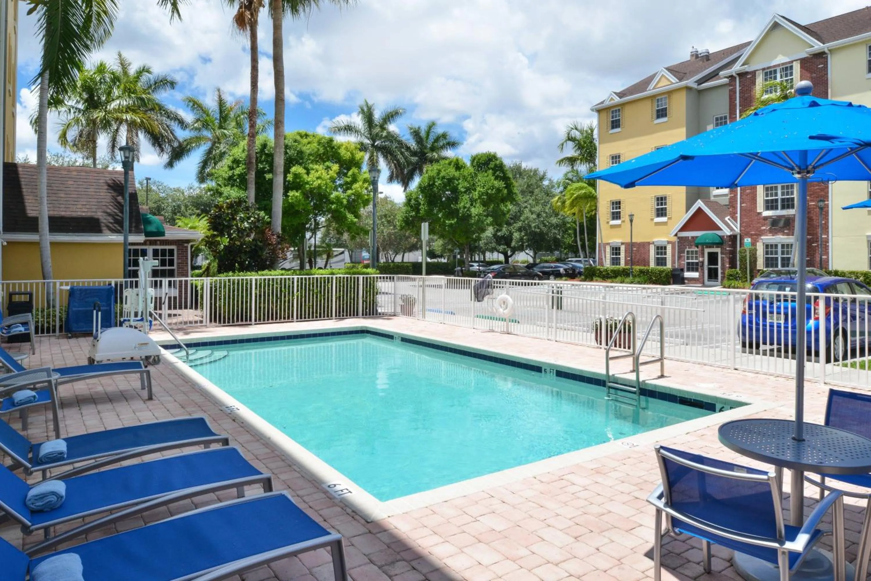 Swimming pool in TownePlace Suites Miami West Doral Area
