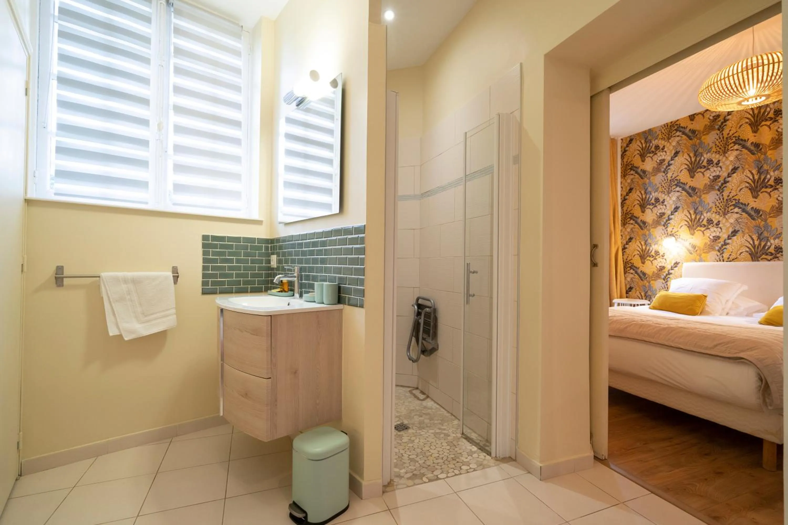 Shower, Bed in Demeure d'Hôtes Haec Otia