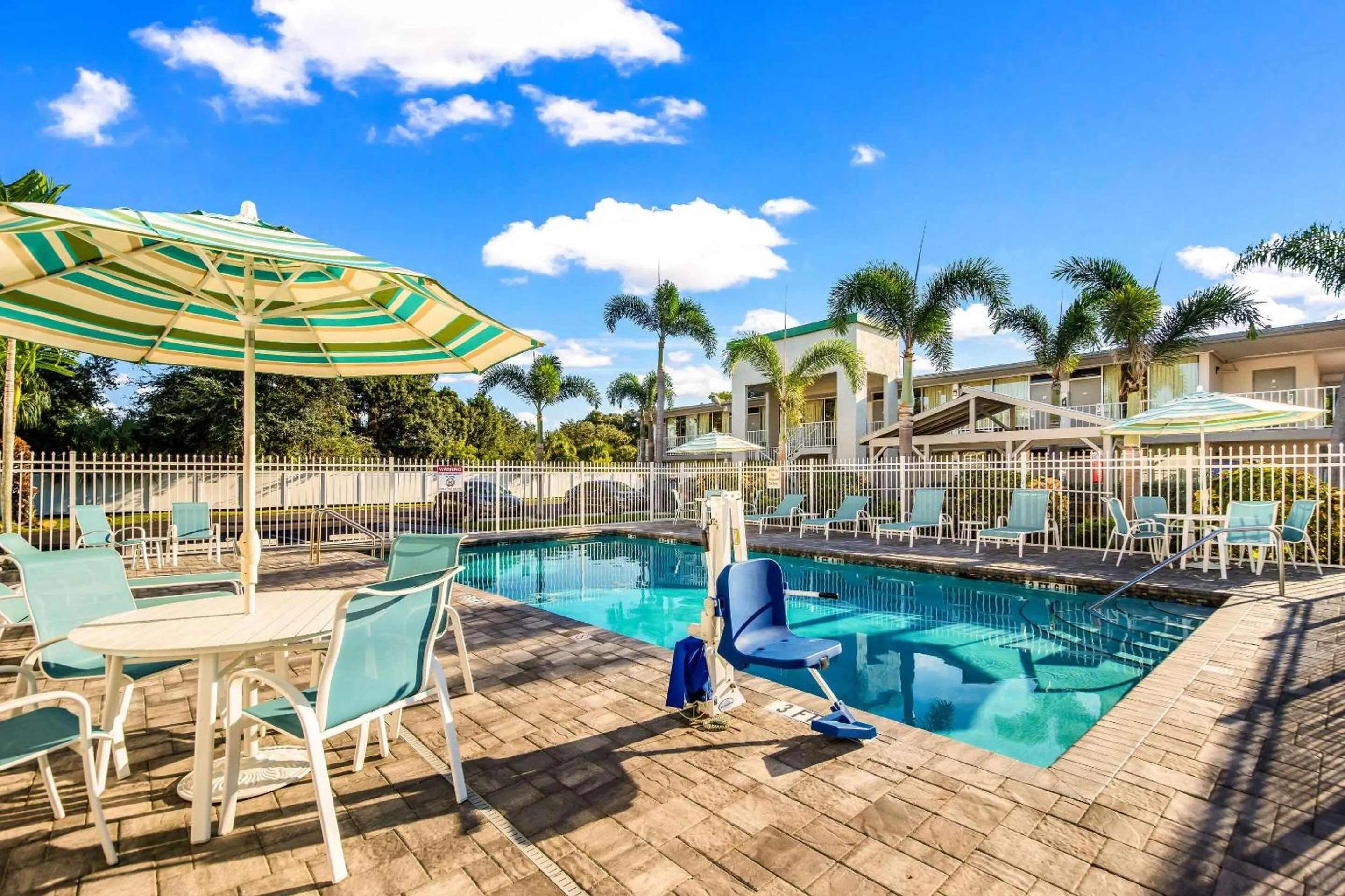 Swimming pool in Quality Inn Bradenton - Sarasota North