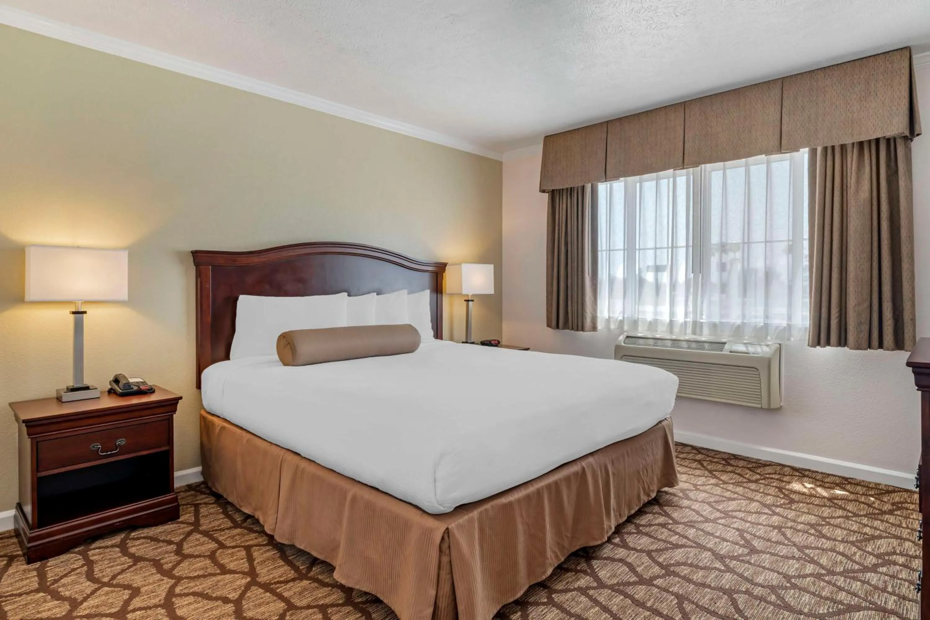 Bedroom, Bed in Best Western Salinas Monterey