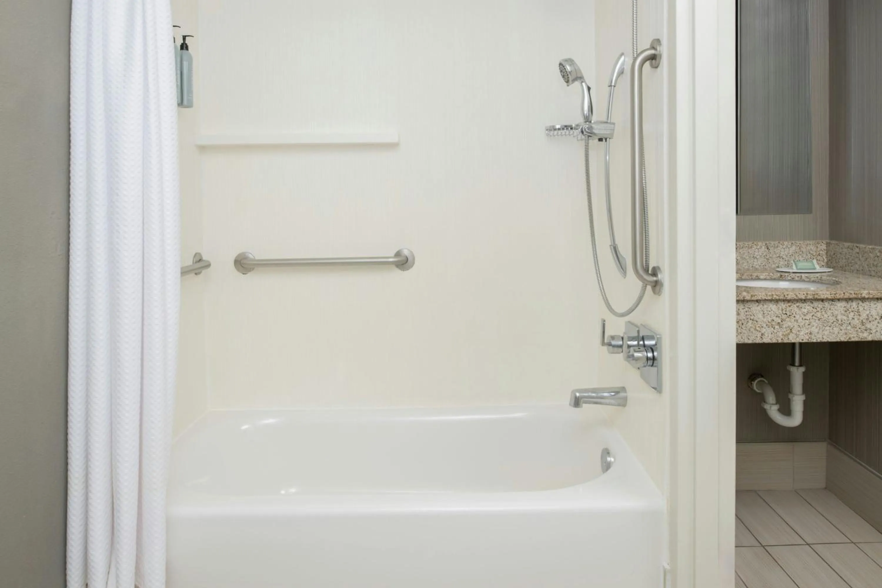 Bathroom in Courtyard by Marriott New Orleans Warehouse Arts District