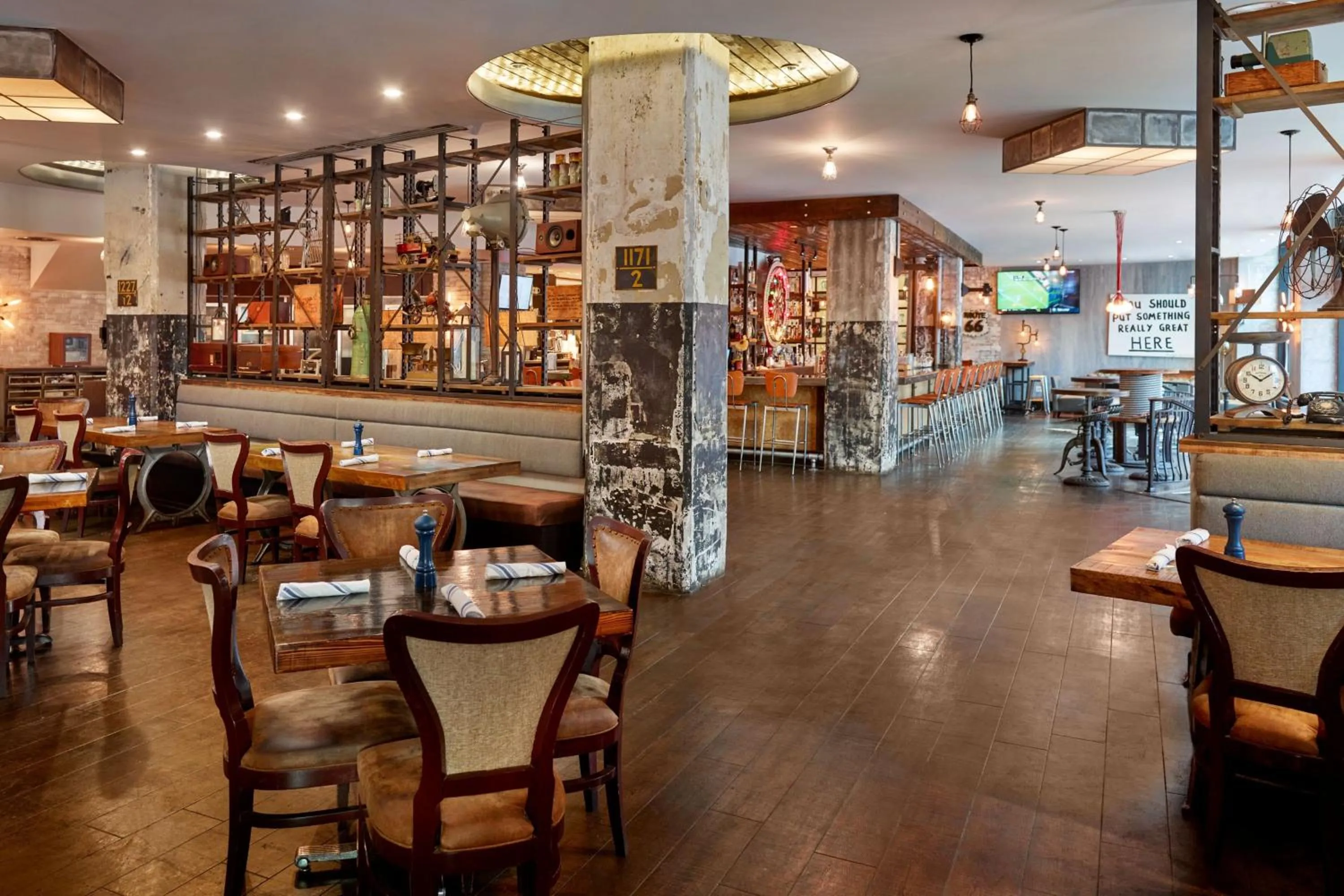 Restaurant/places to eat in Renaissance New Orleans Arts Warehouse District Hotel