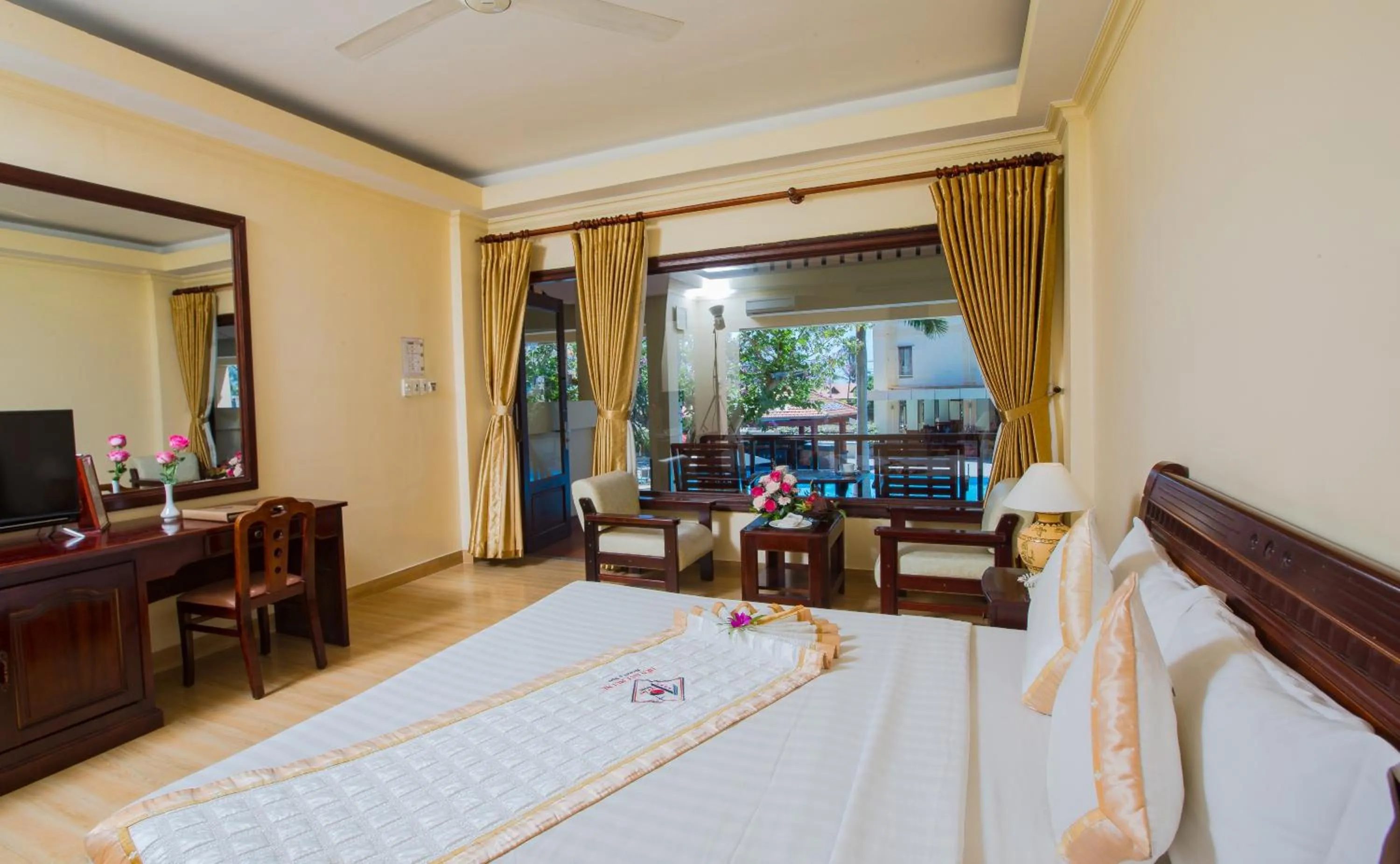 Bed in TIEN DAT MUI NE Resort & Spa