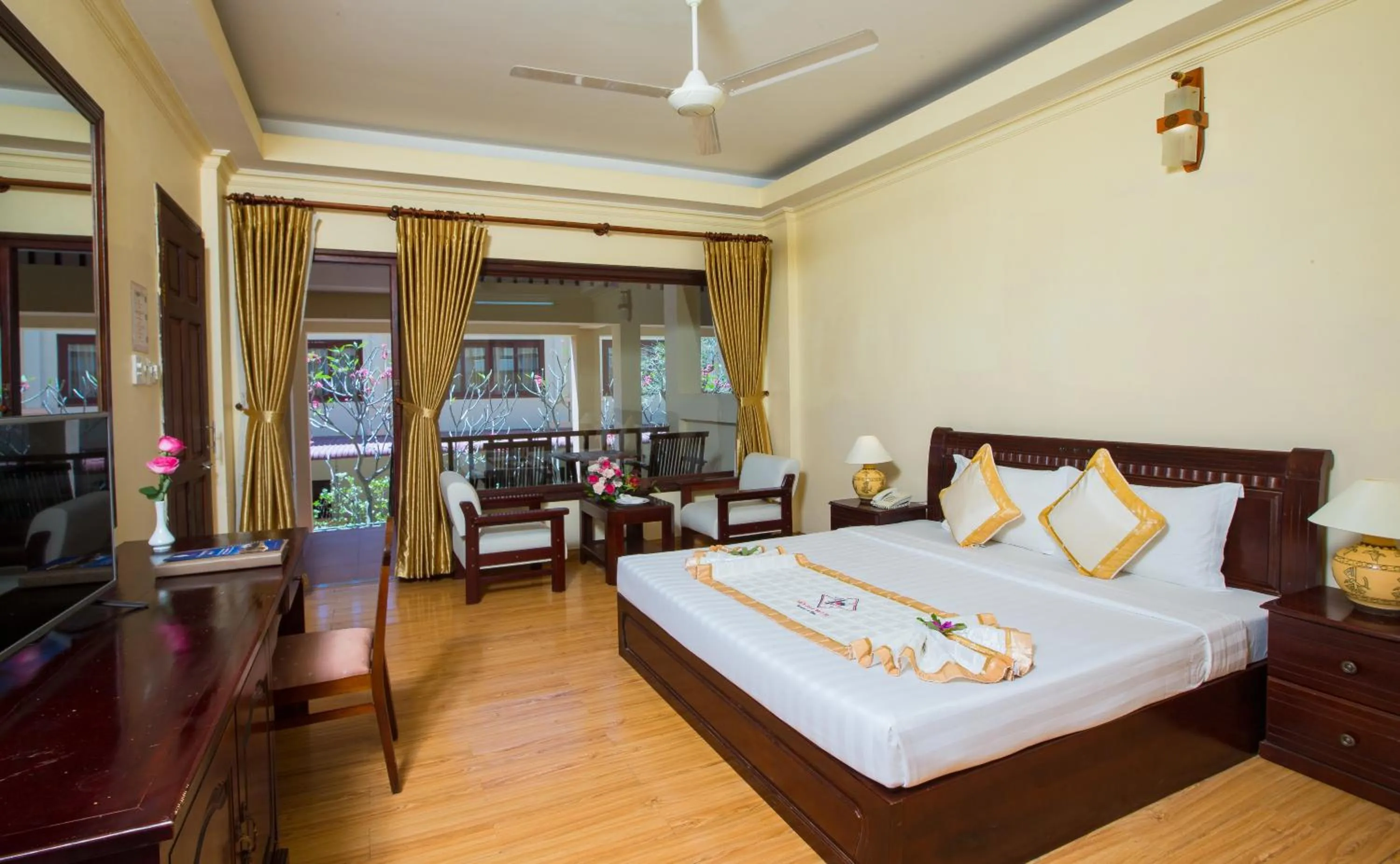 Bed in TIEN DAT MUI NE Resort & Spa