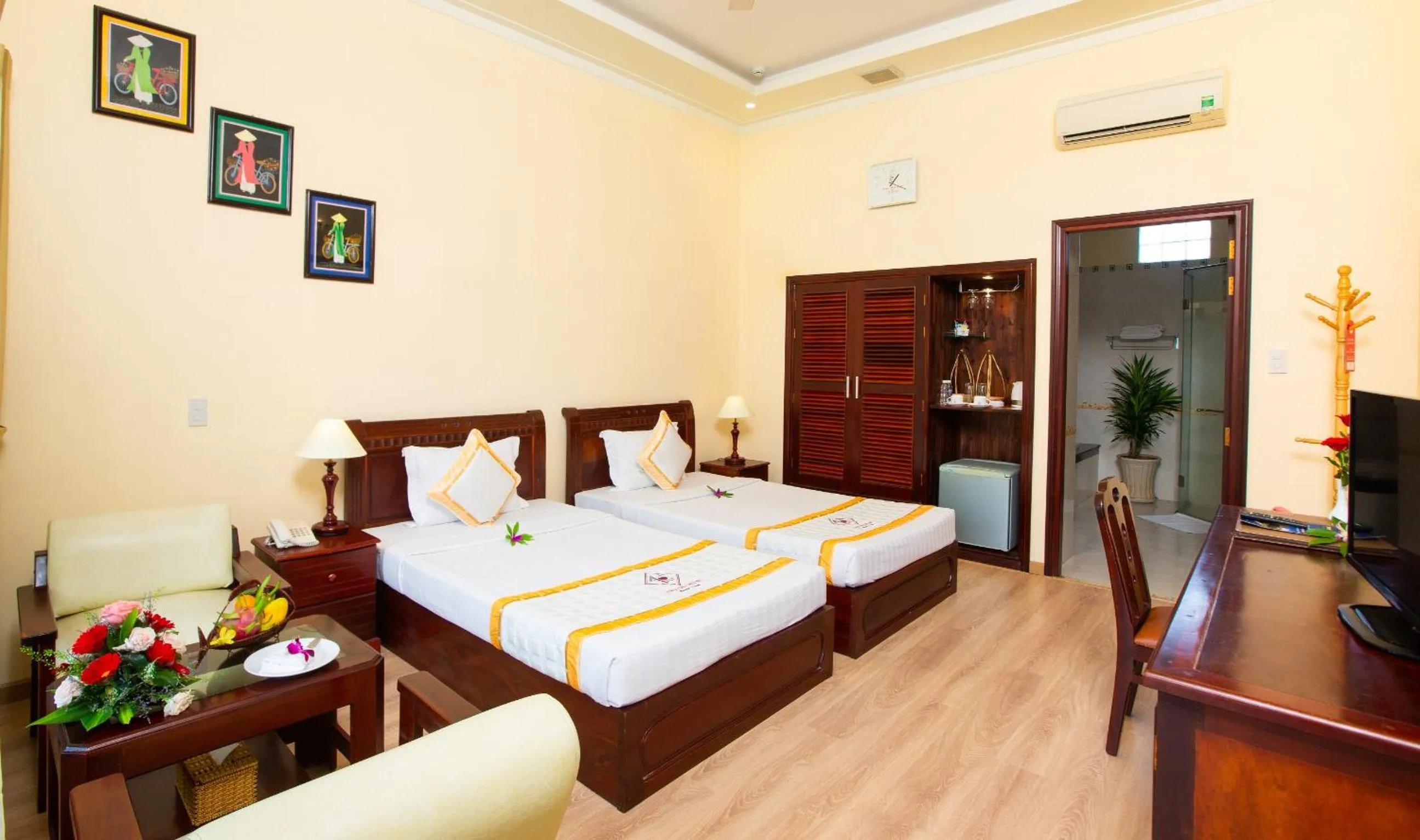 Bed in TIEN DAT MUI NE Resort & Spa