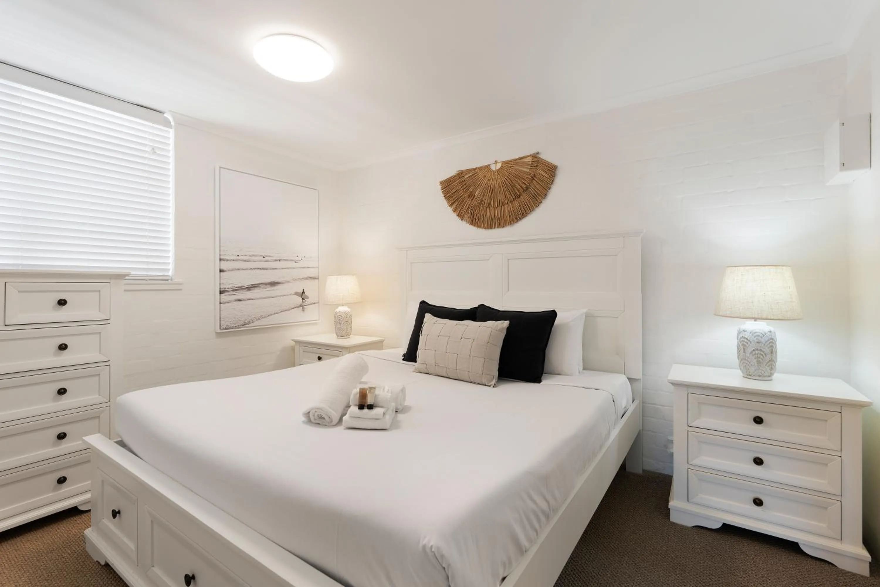 Bedroom, Bed in Noosa International Resort