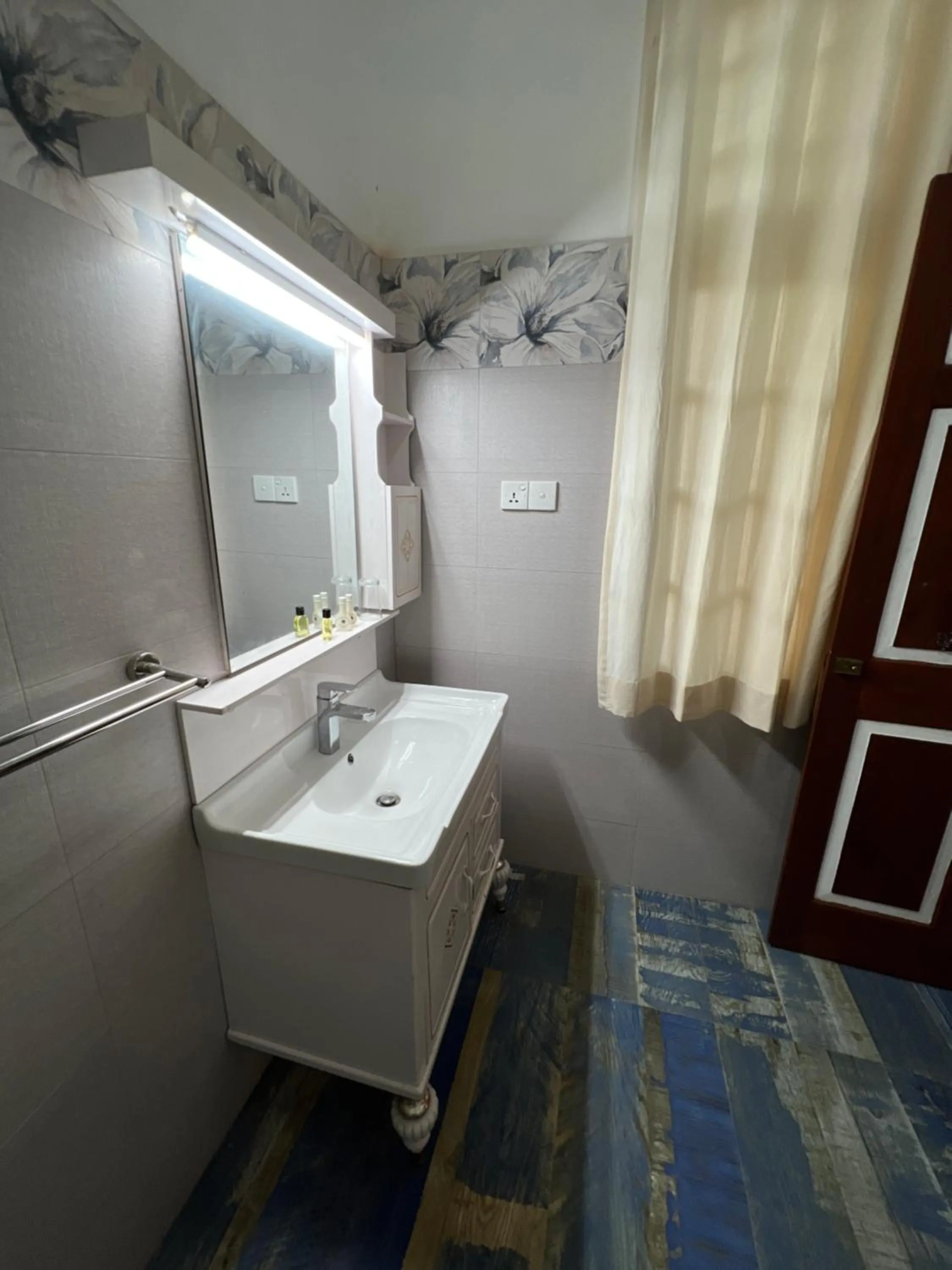 Bathroom in Sandali Walauwa