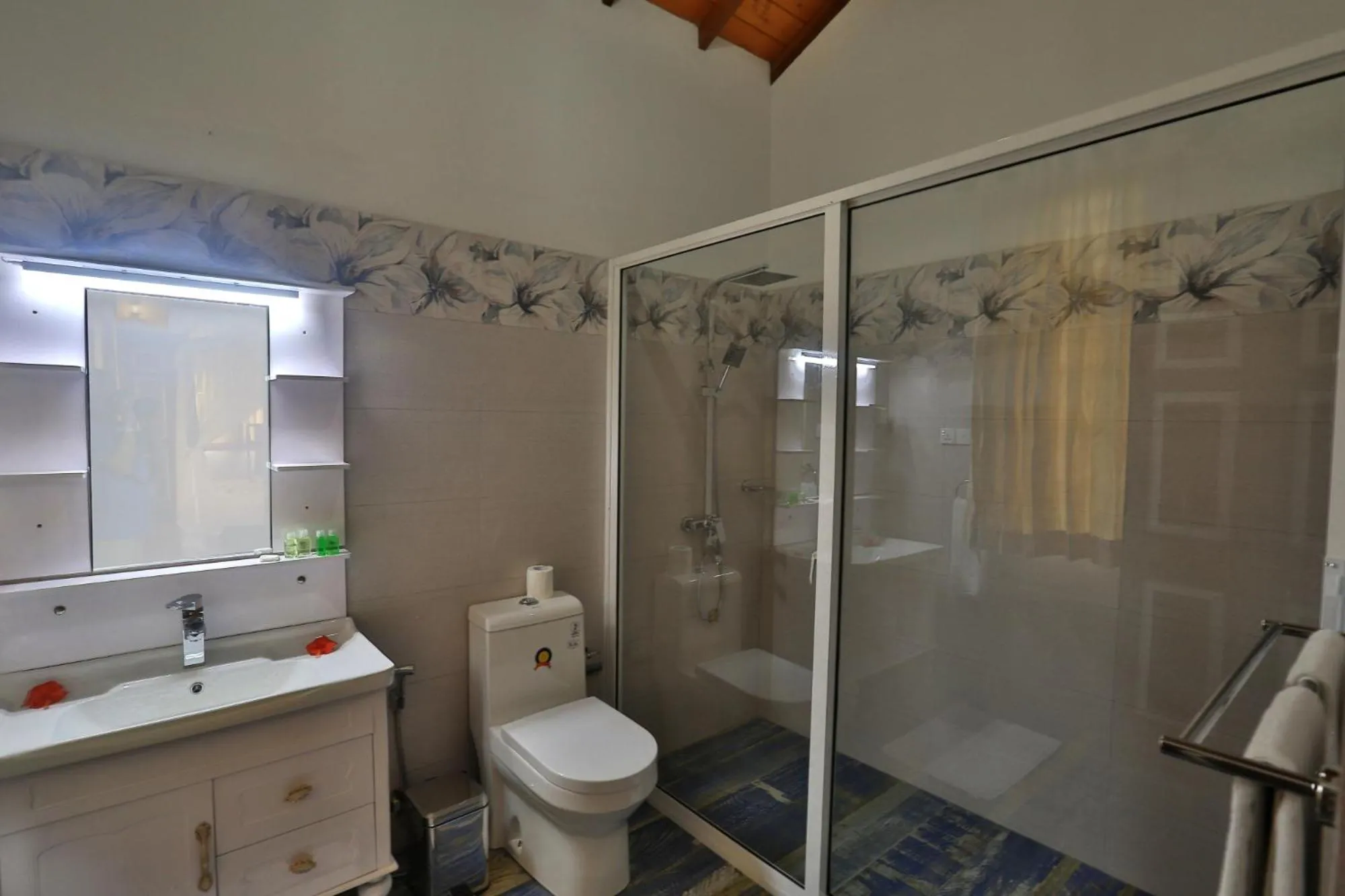 Bathroom in Sandali Walauwa