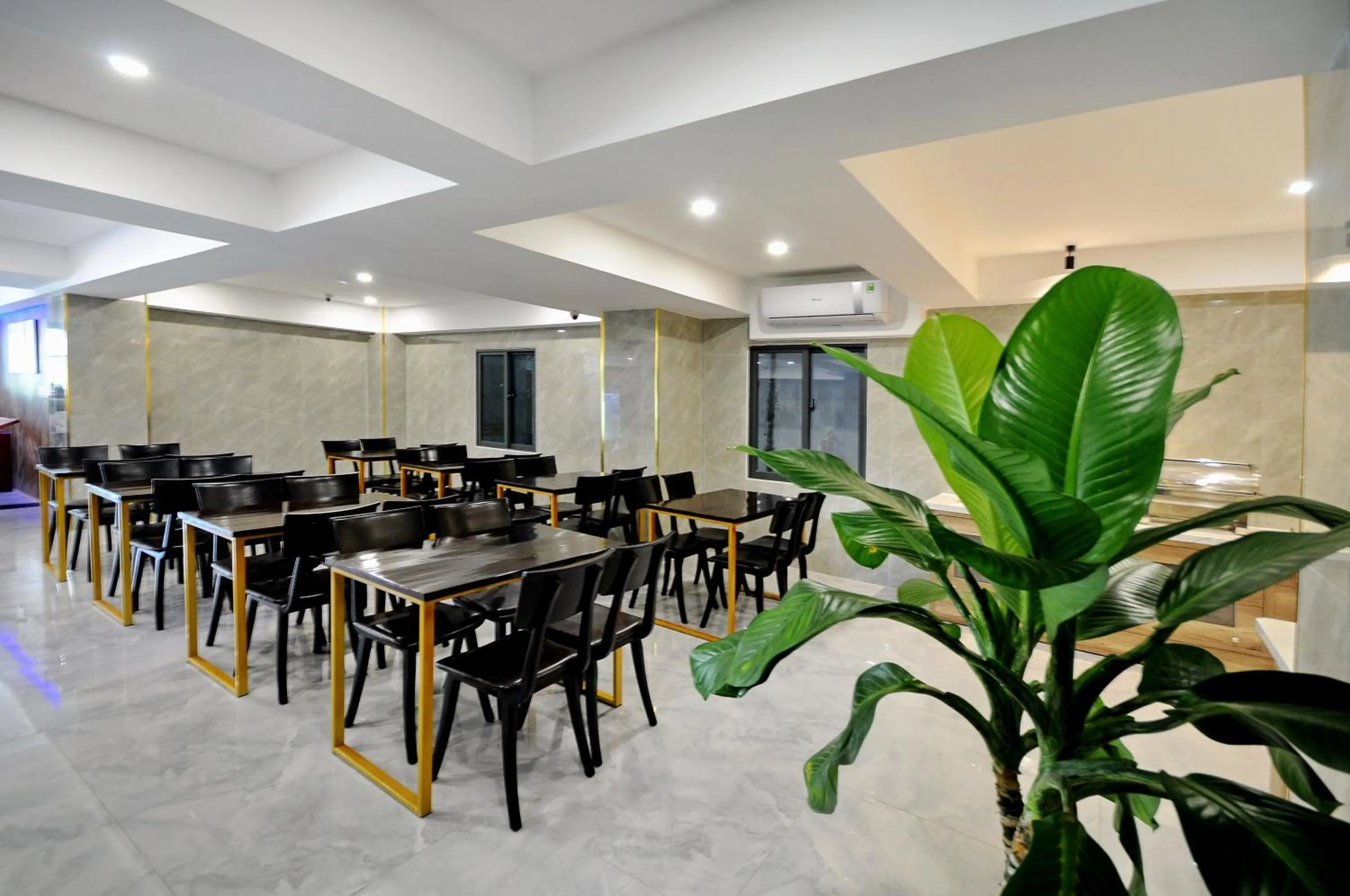 Restaurant/places to eat in Golden Lotus Hotel