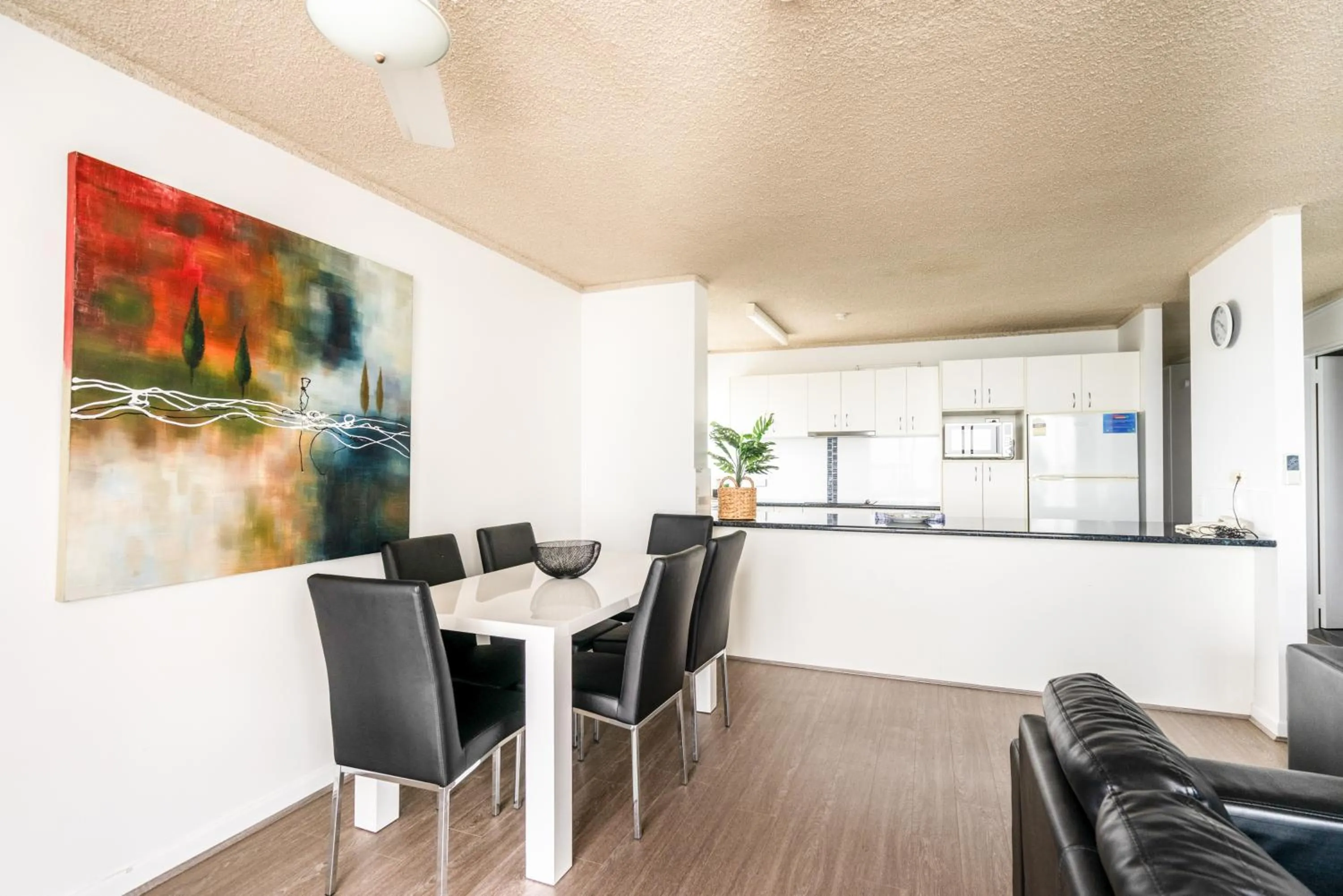 Dining area in Horizons Holiday Apartments - OFFICIAL