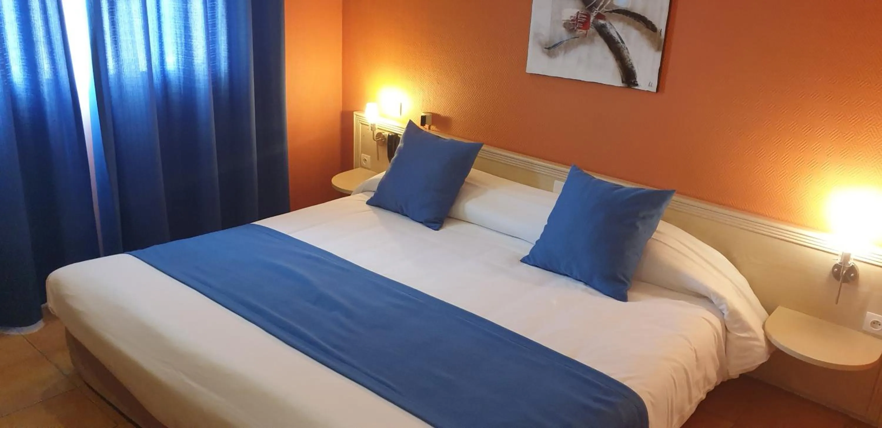 Bed in Logis Hôtel & Restaurant Le Fleurance