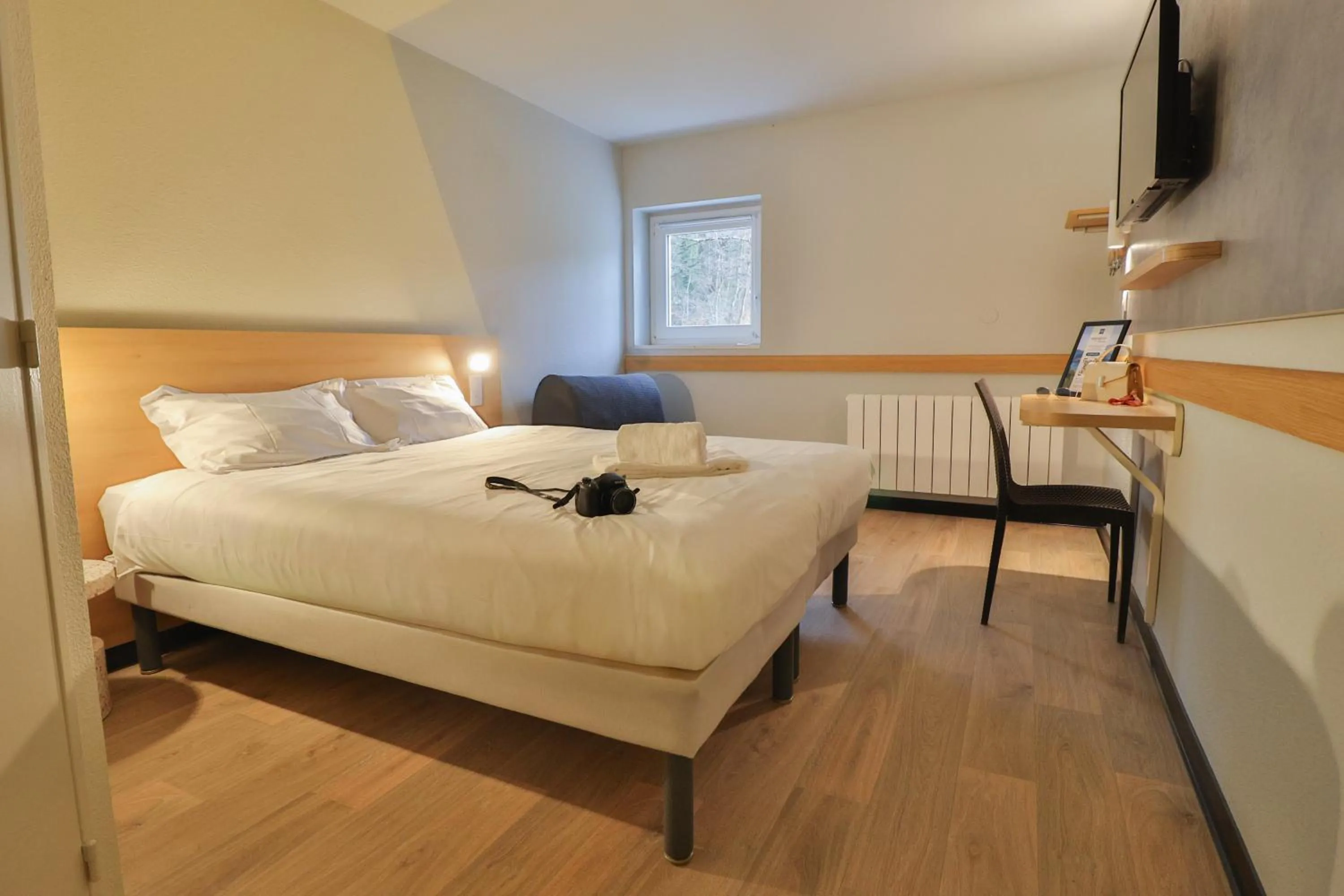 Bedroom, Bed in Hotel ibis budget Aix Les Bains - Grésy