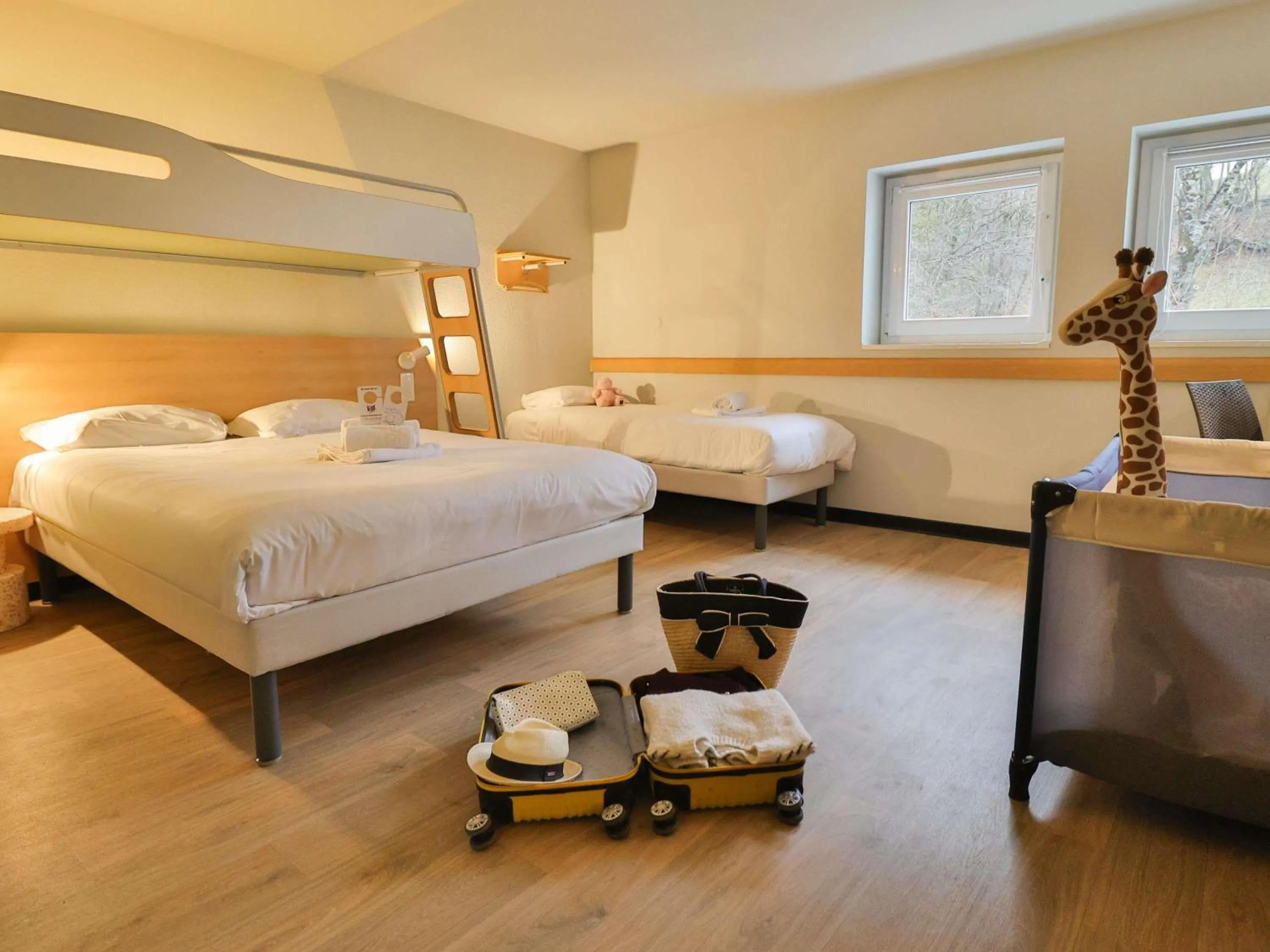 Property building, Bed in Hotel ibis budget Aix Les Bains - Grésy