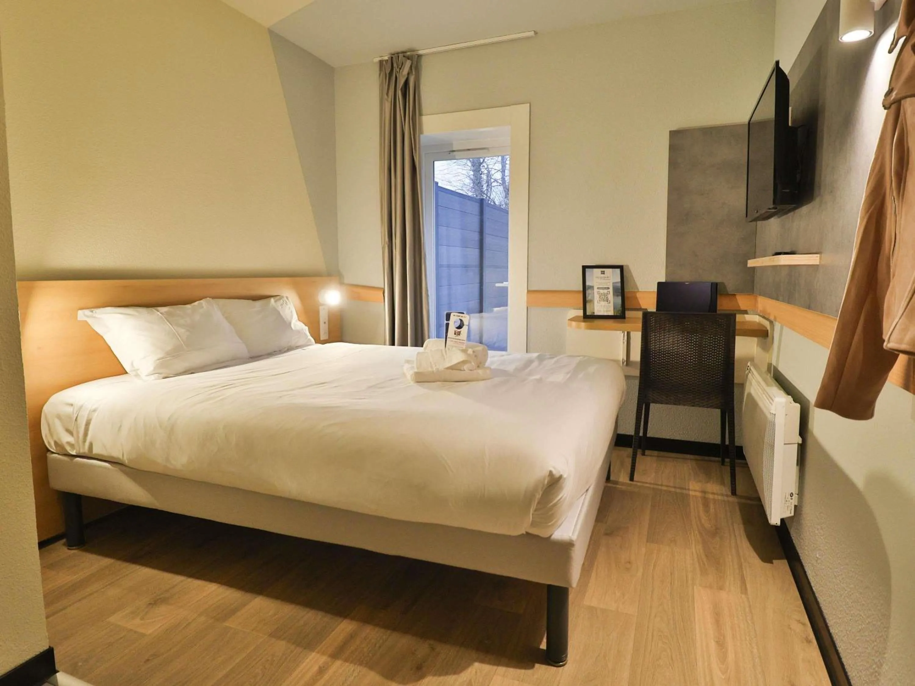 Bedroom, Bed in Hotel ibis budget Aix Les Bains - Grésy