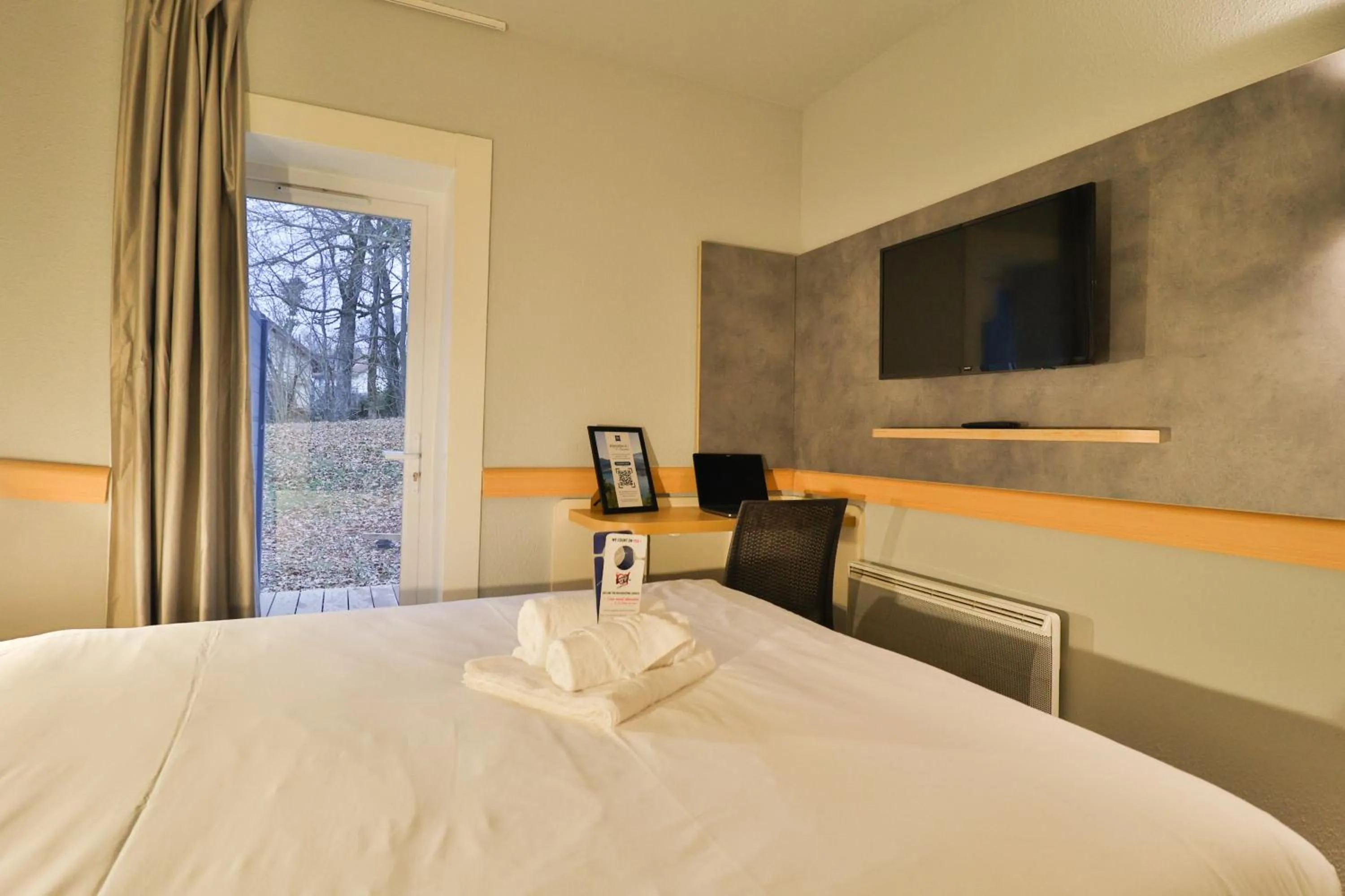 Bedroom, Bed in Hotel ibis budget Aix Les Bains - Grésy