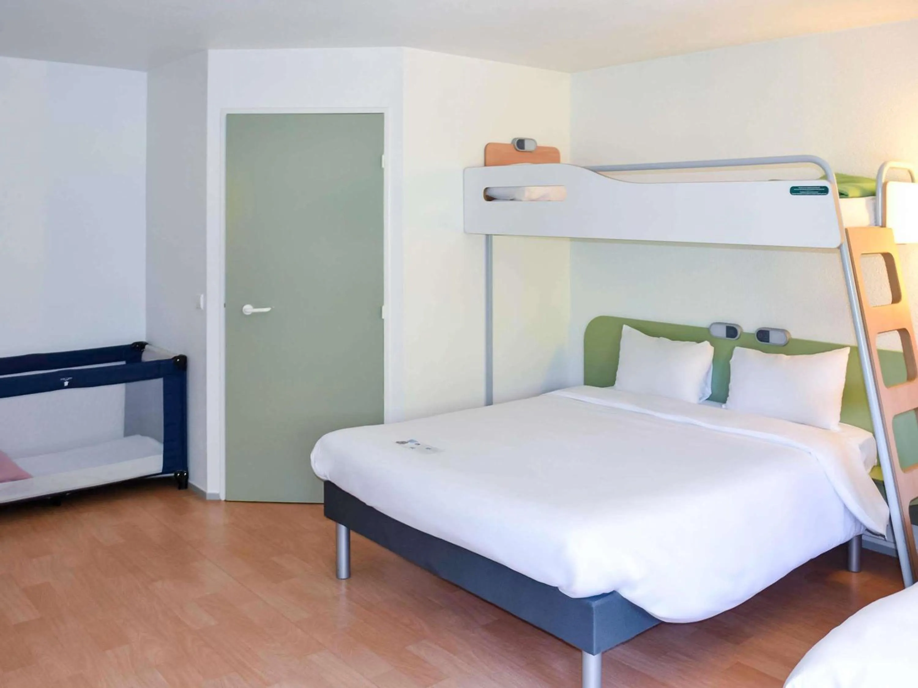 Bedroom, Bed in Hotel ibis budget Aix Les Bains - Grésy