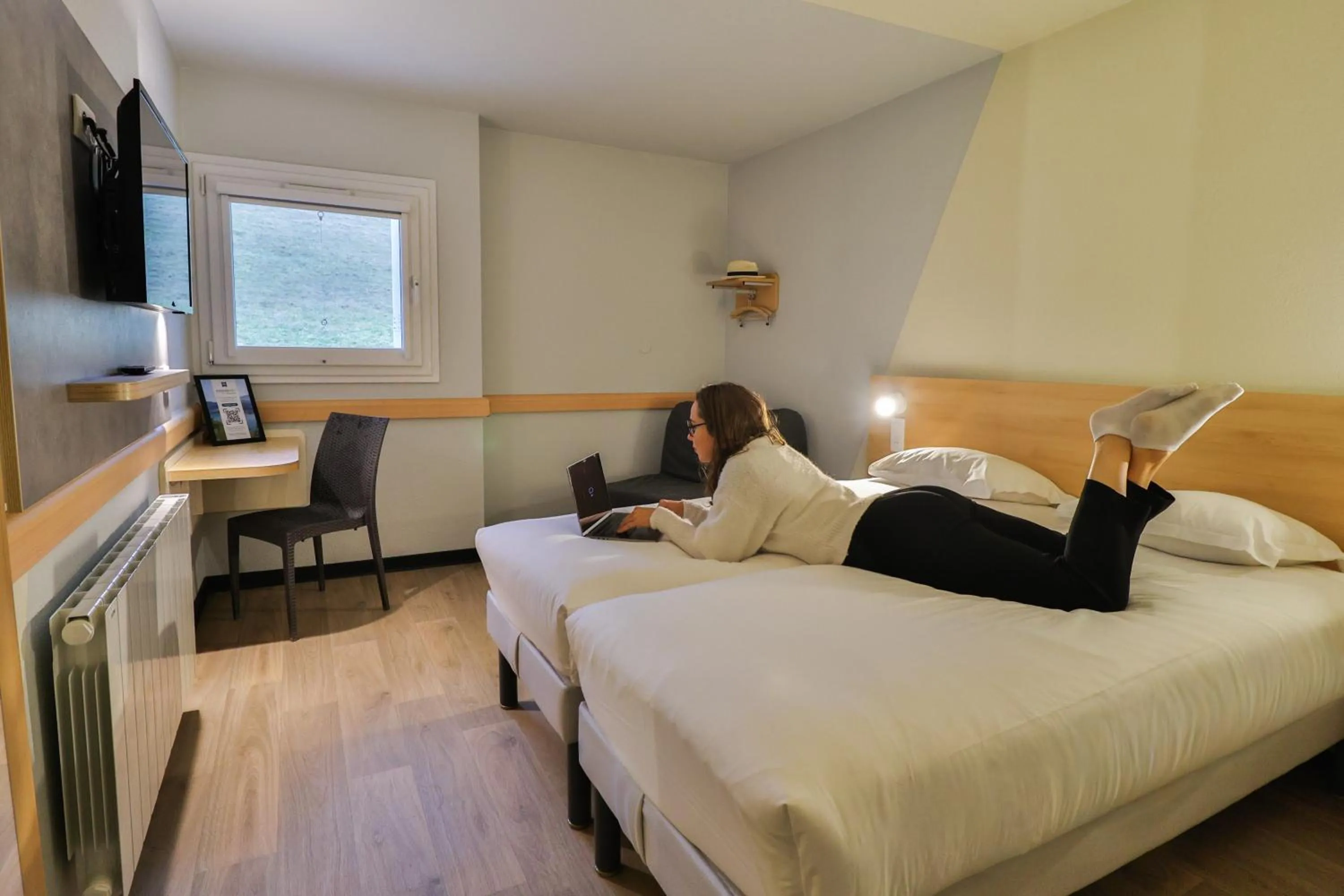 Bedroom, Bed in Hotel ibis budget Aix Les Bains - Grésy