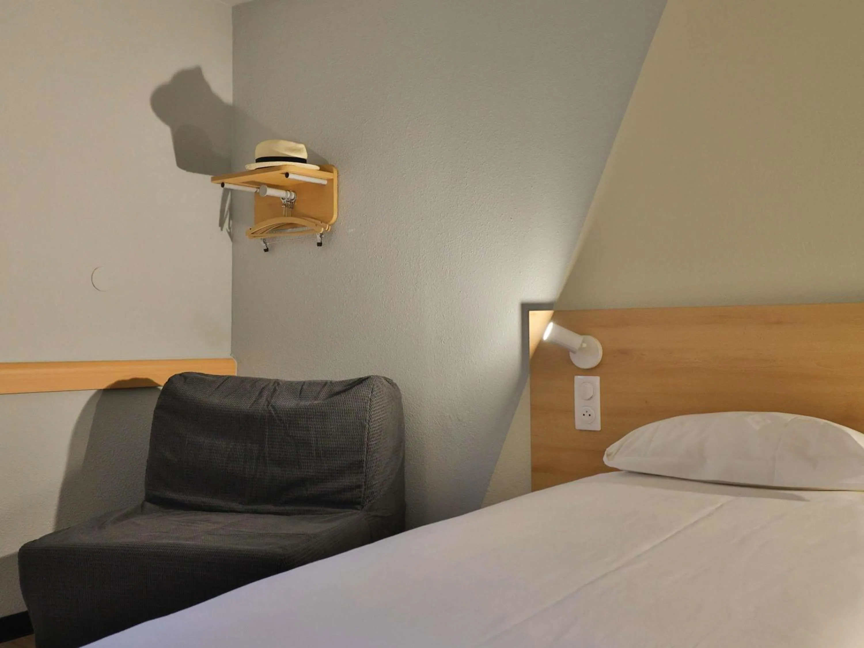 Bedroom, Bed in Hotel ibis budget Aix Les Bains - Grésy