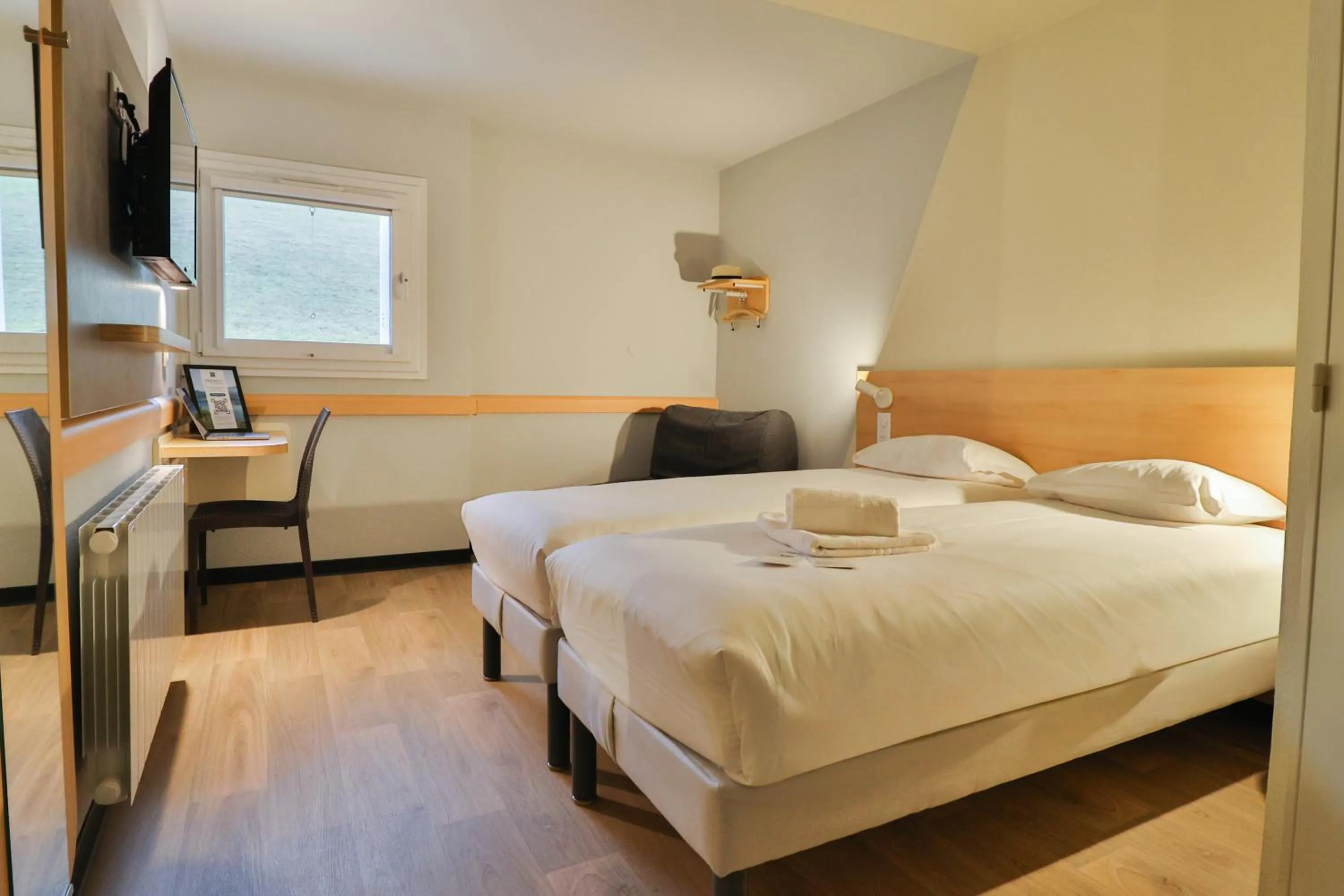 Bedroom, Bed in Hotel ibis budget Aix Les Bains - Grésy