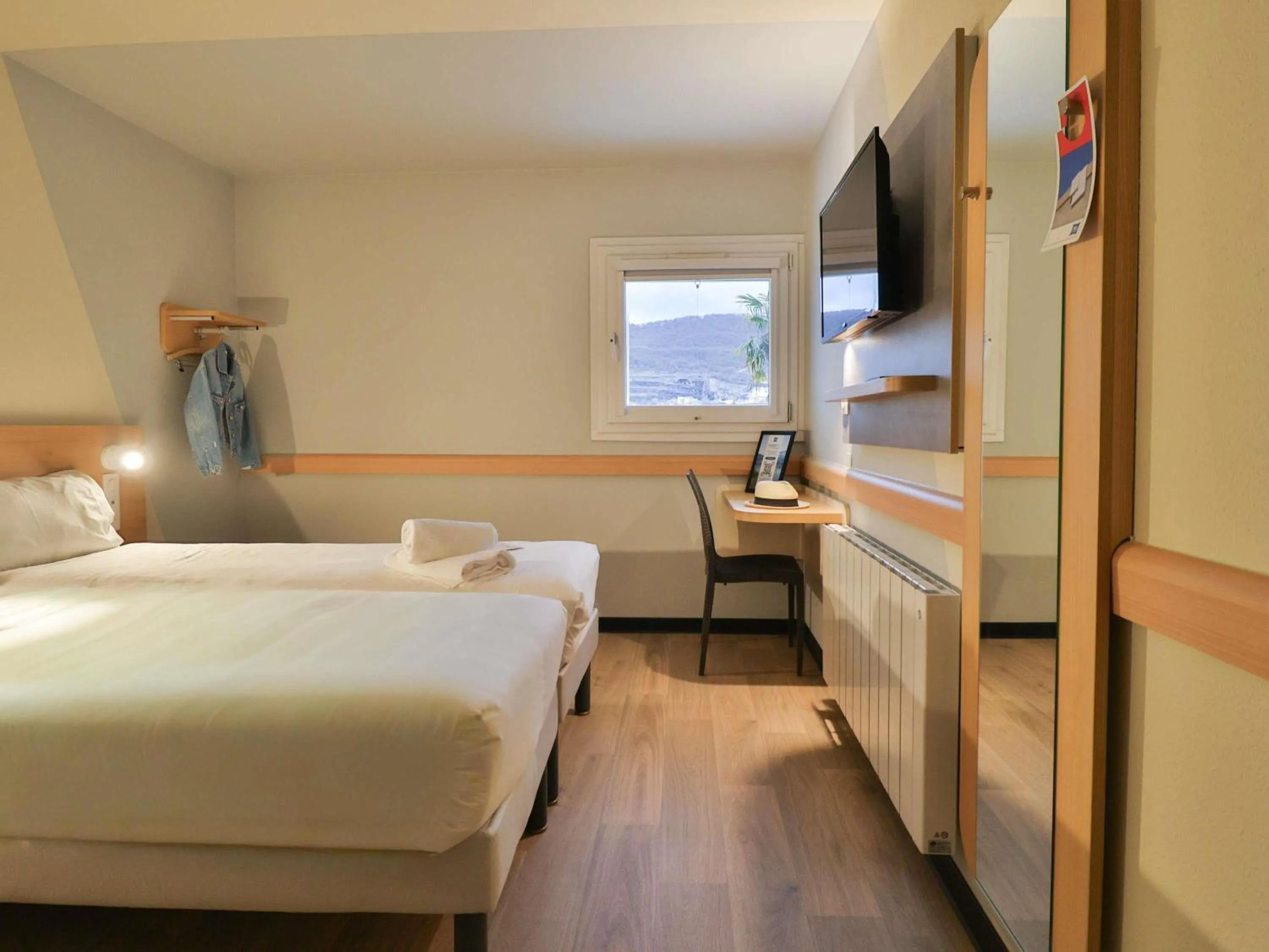 Bedroom, Bed in Hotel ibis budget Aix Les Bains - Grésy